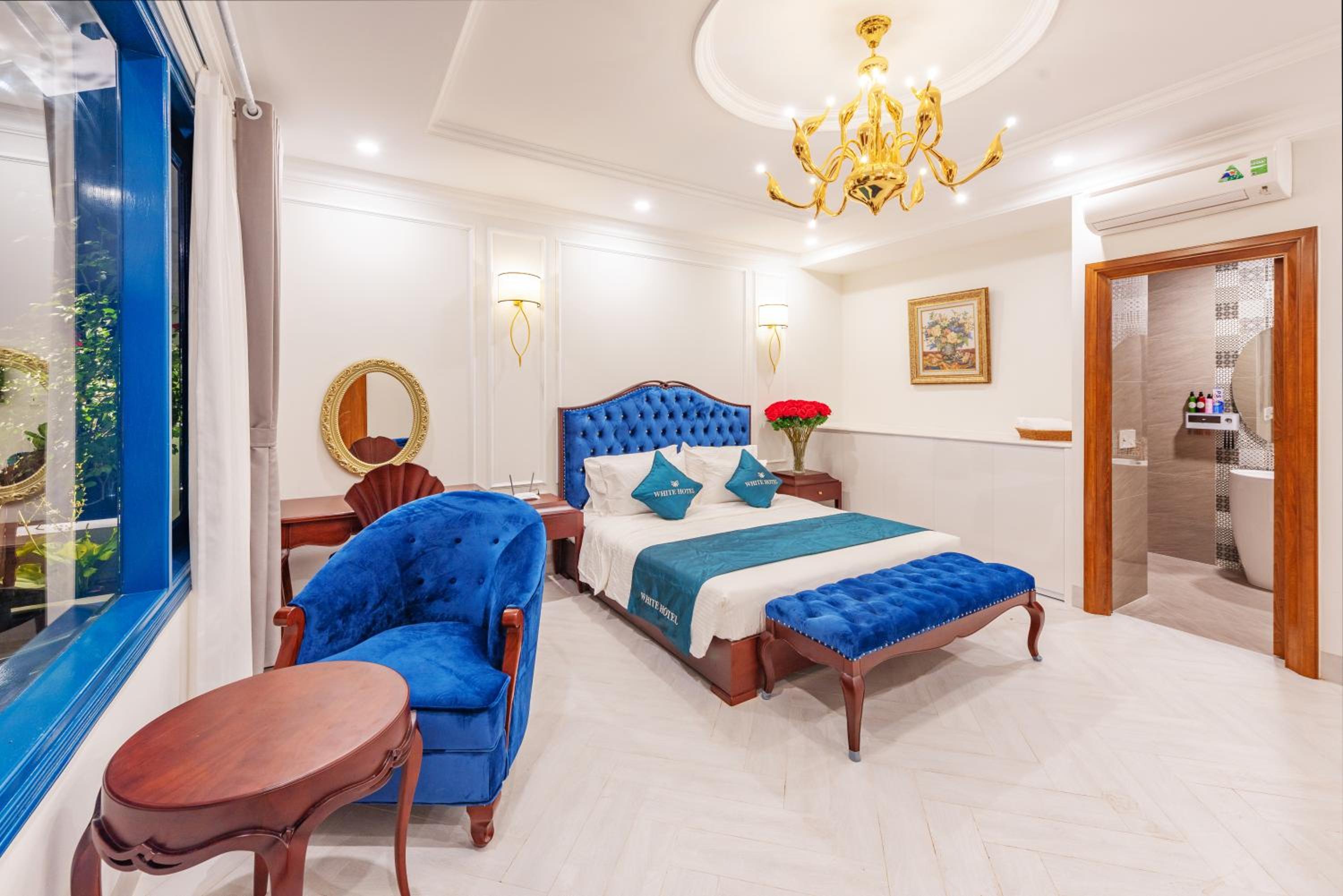 King Room with Balcony - Photo 4