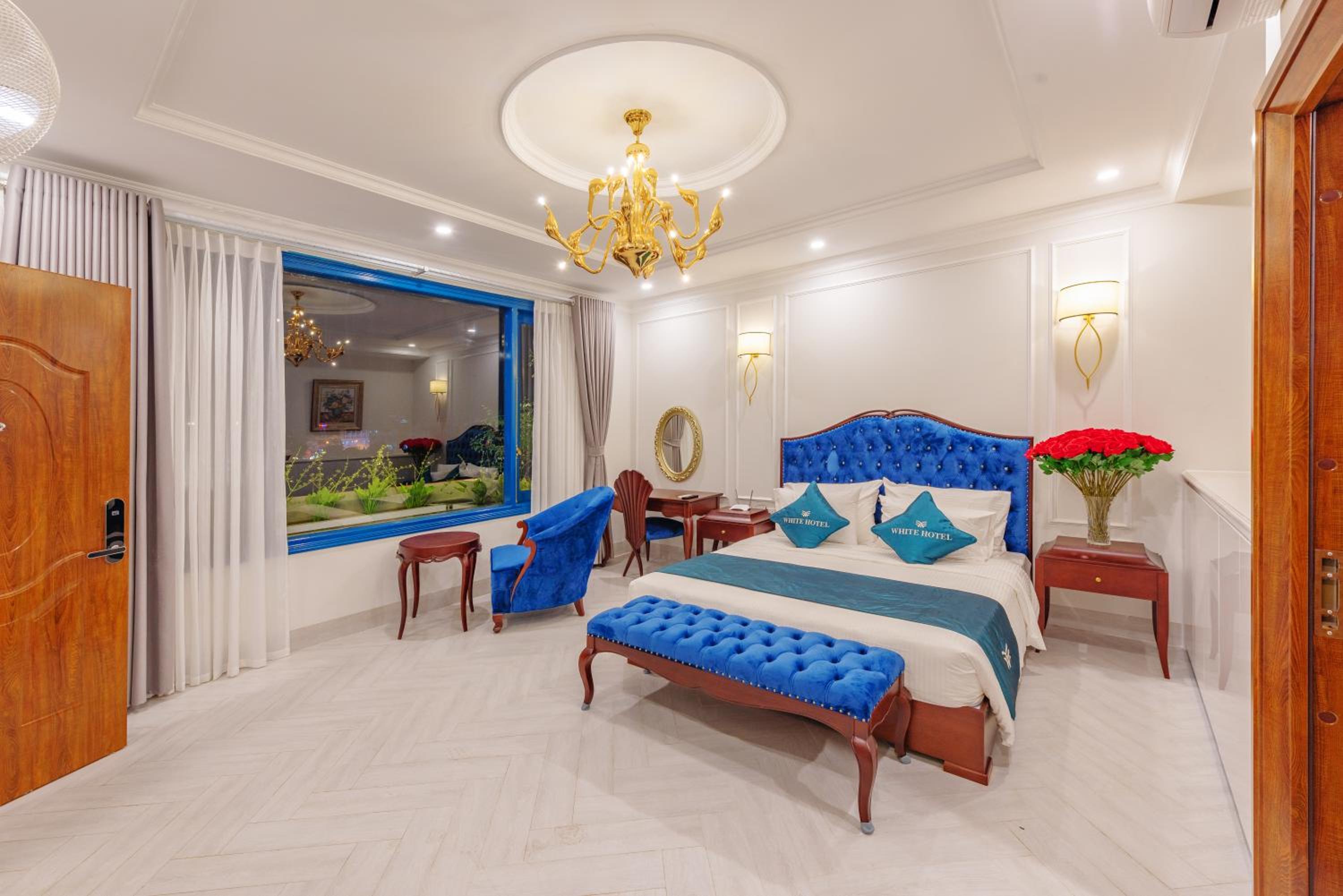 King Room with Balcony - Photo 8