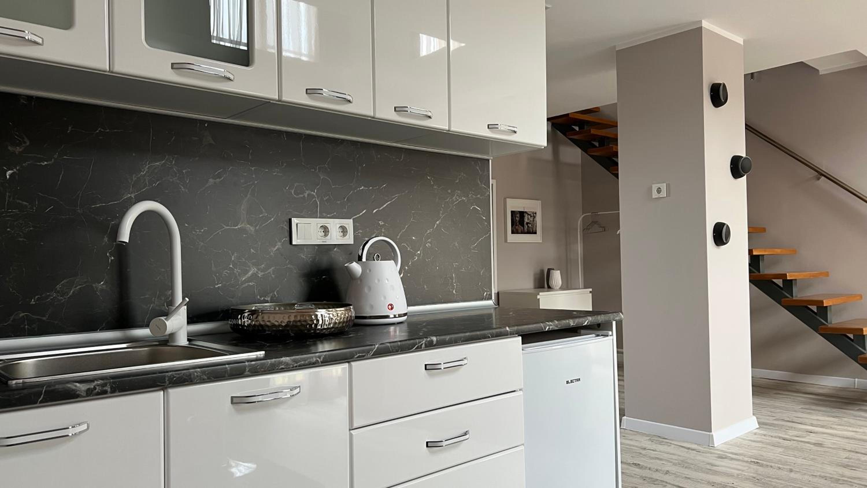 Executive Suite - Photo 6
