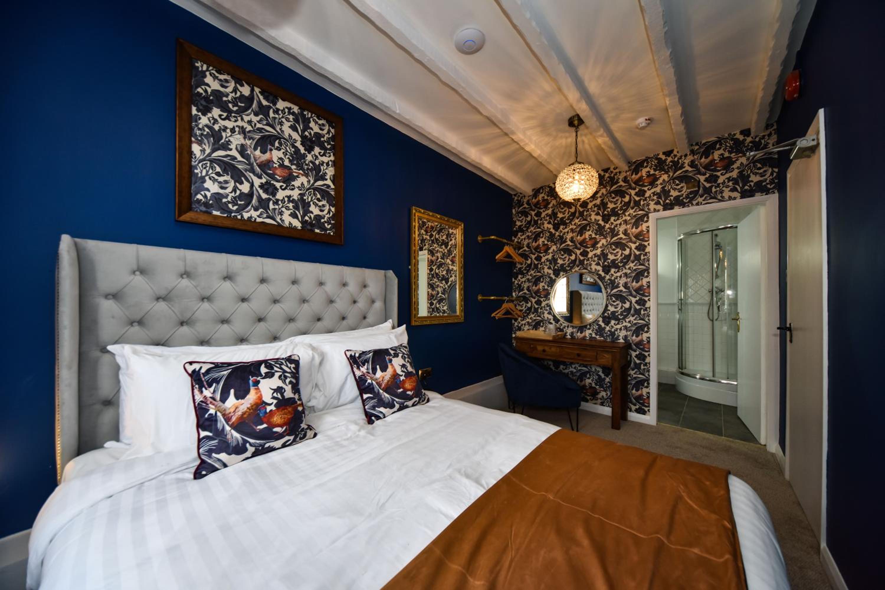 Superior King Room - Photo 12