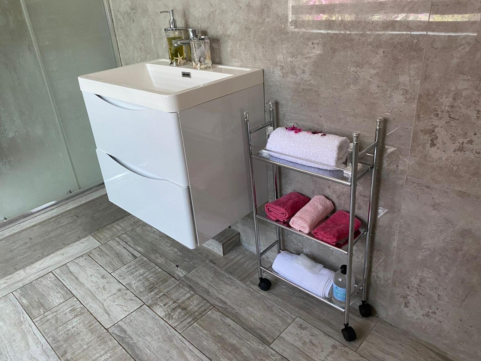 Deluxe Double Room with Shower - Photo 17