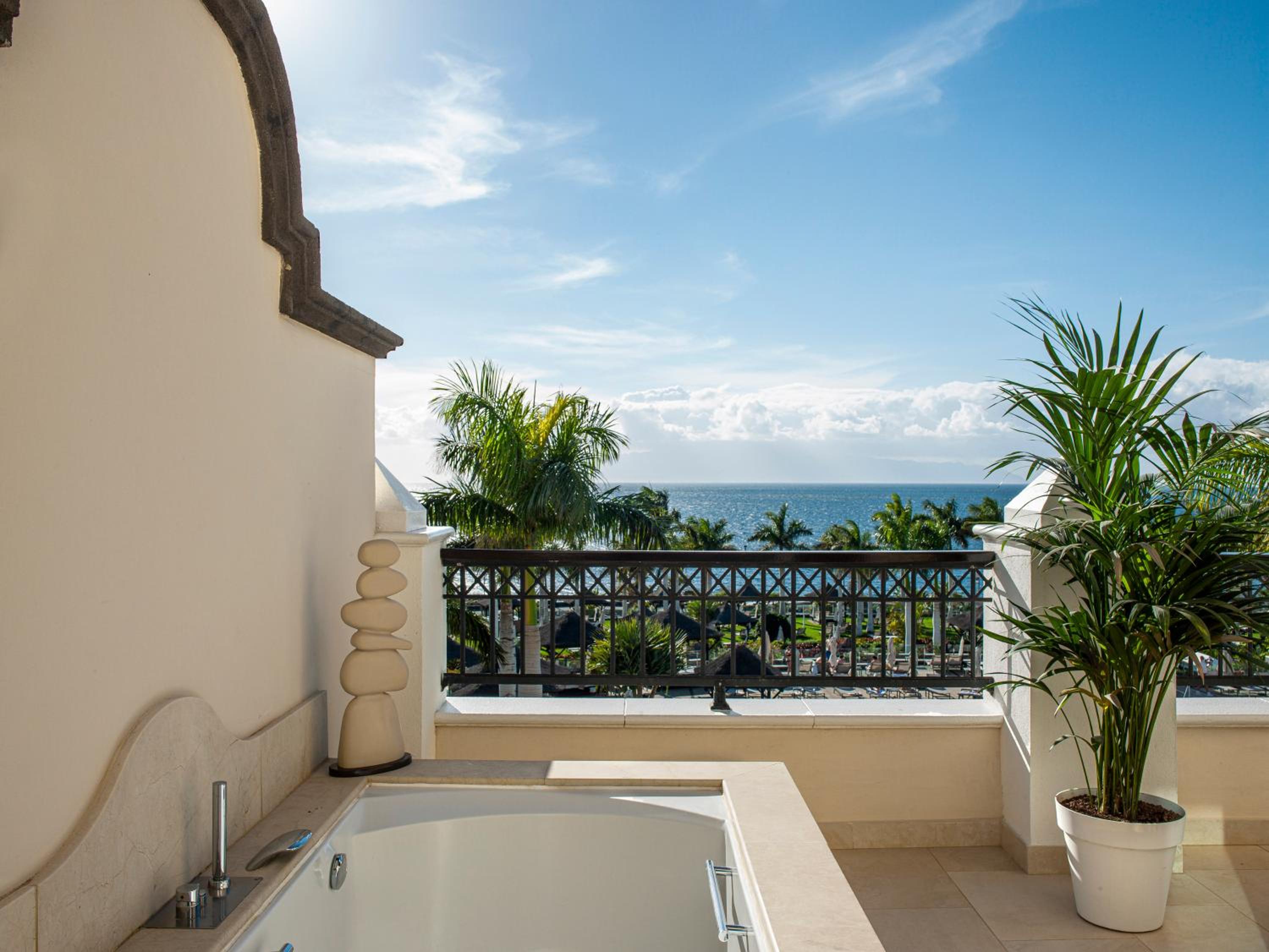 Red Level Junior Suite Front Ocean View with Whirlpool - Photo 8