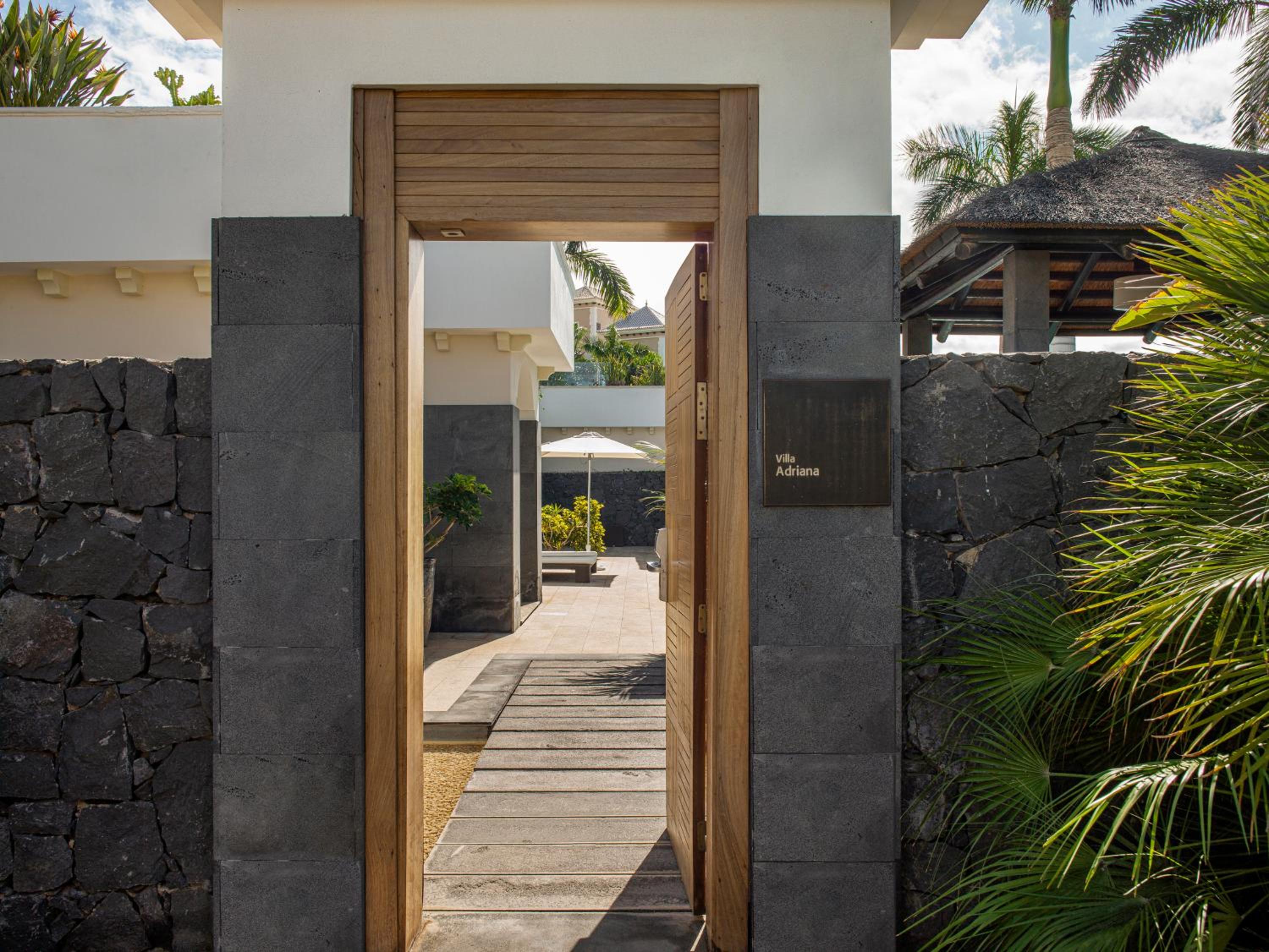Redlevel Villa with Private Pool - Photo 11