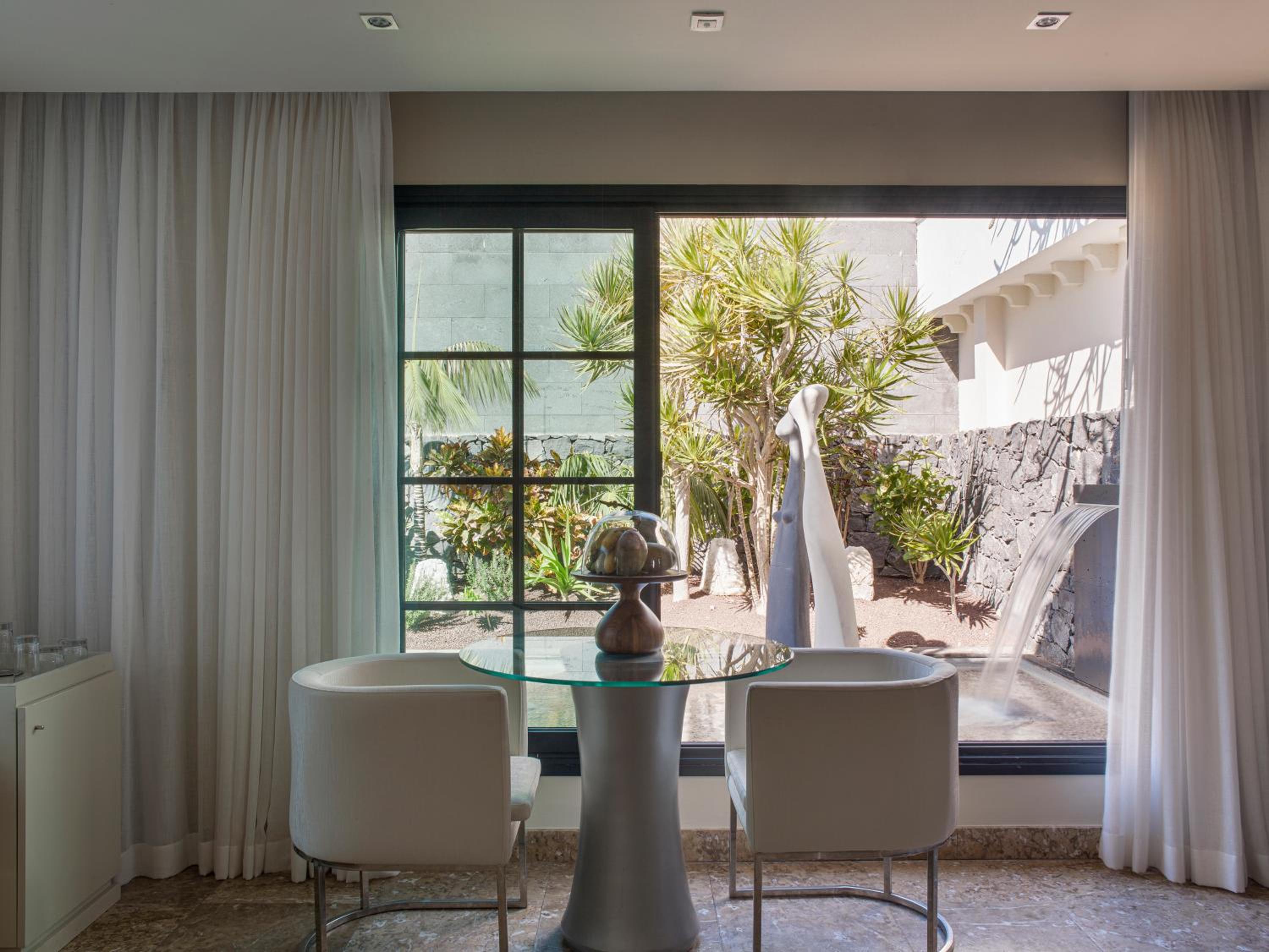 Redlevel Villa with Private Pool - Photo 4