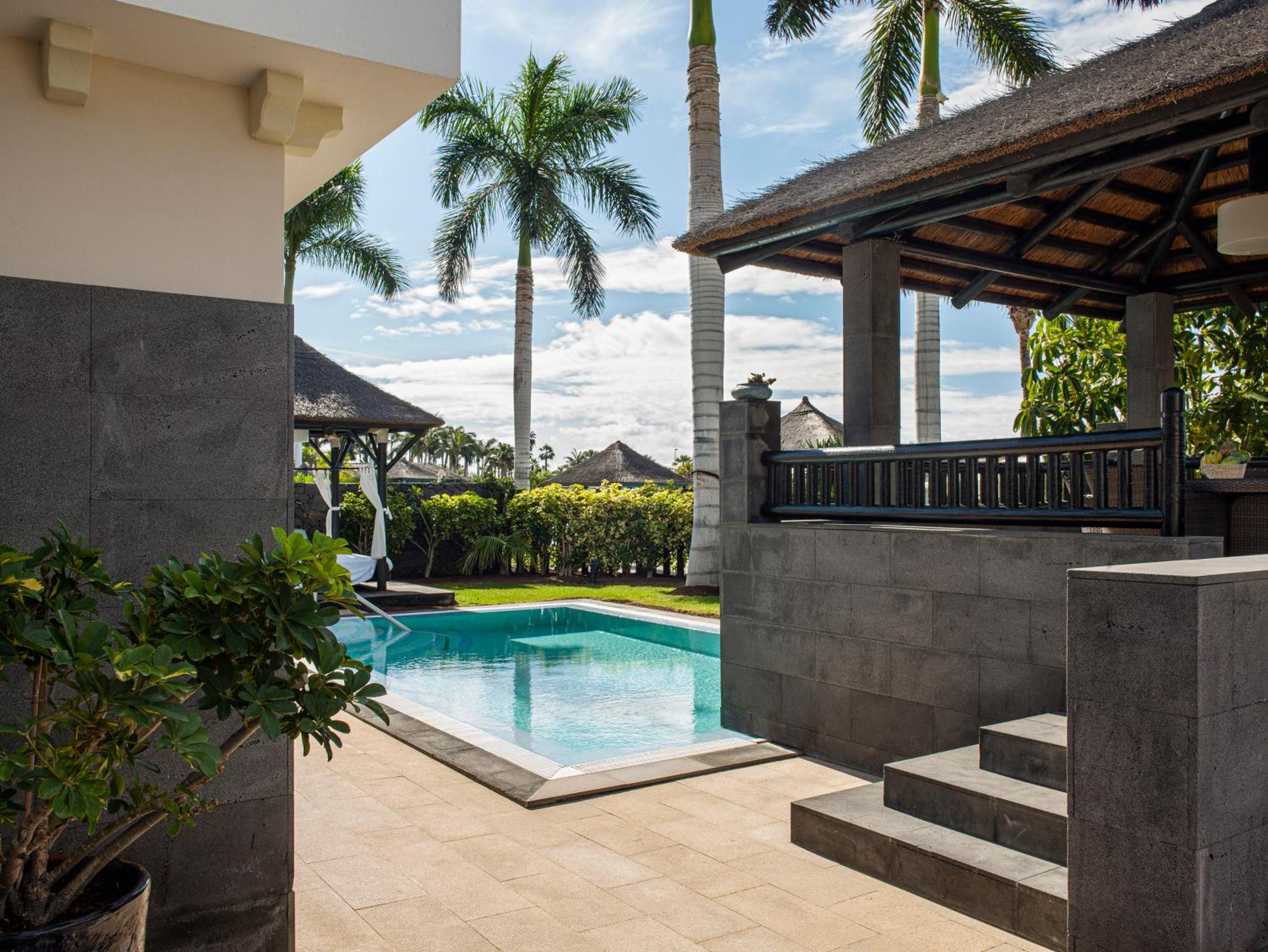 Redlevel Villa with Private Pool - Photo 2