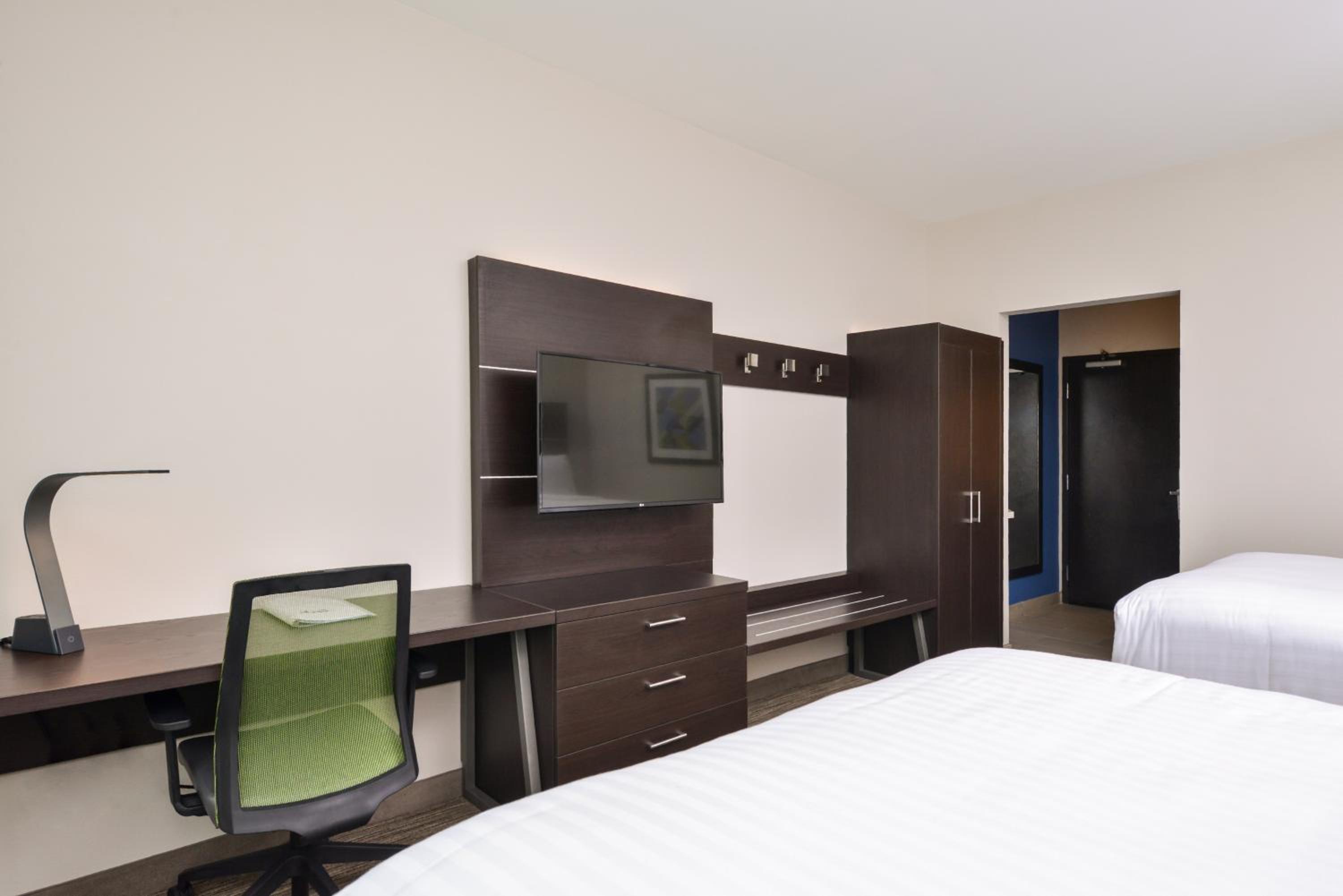 Standard Queen Room with Two Queen Beds photo 1