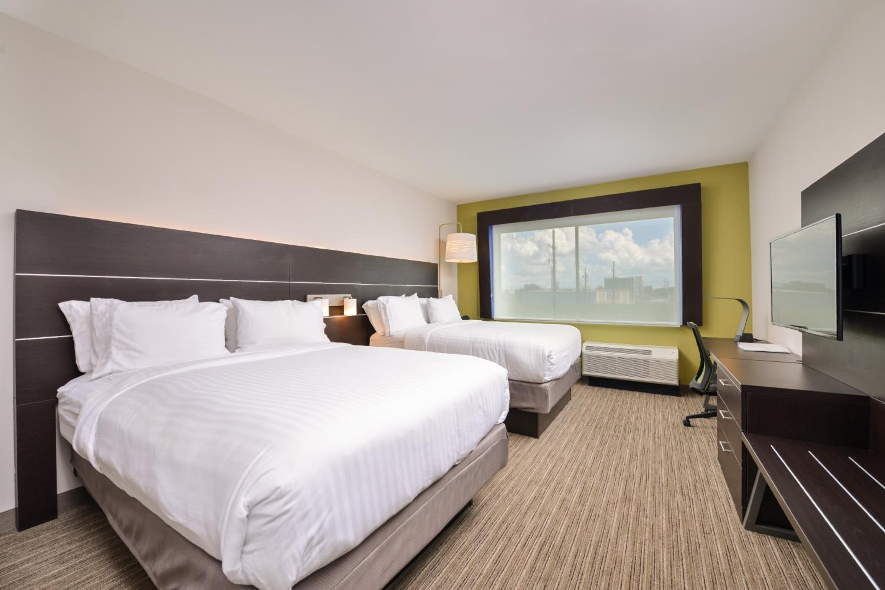 Standard Queen Room with Two Queen Beds photo 2