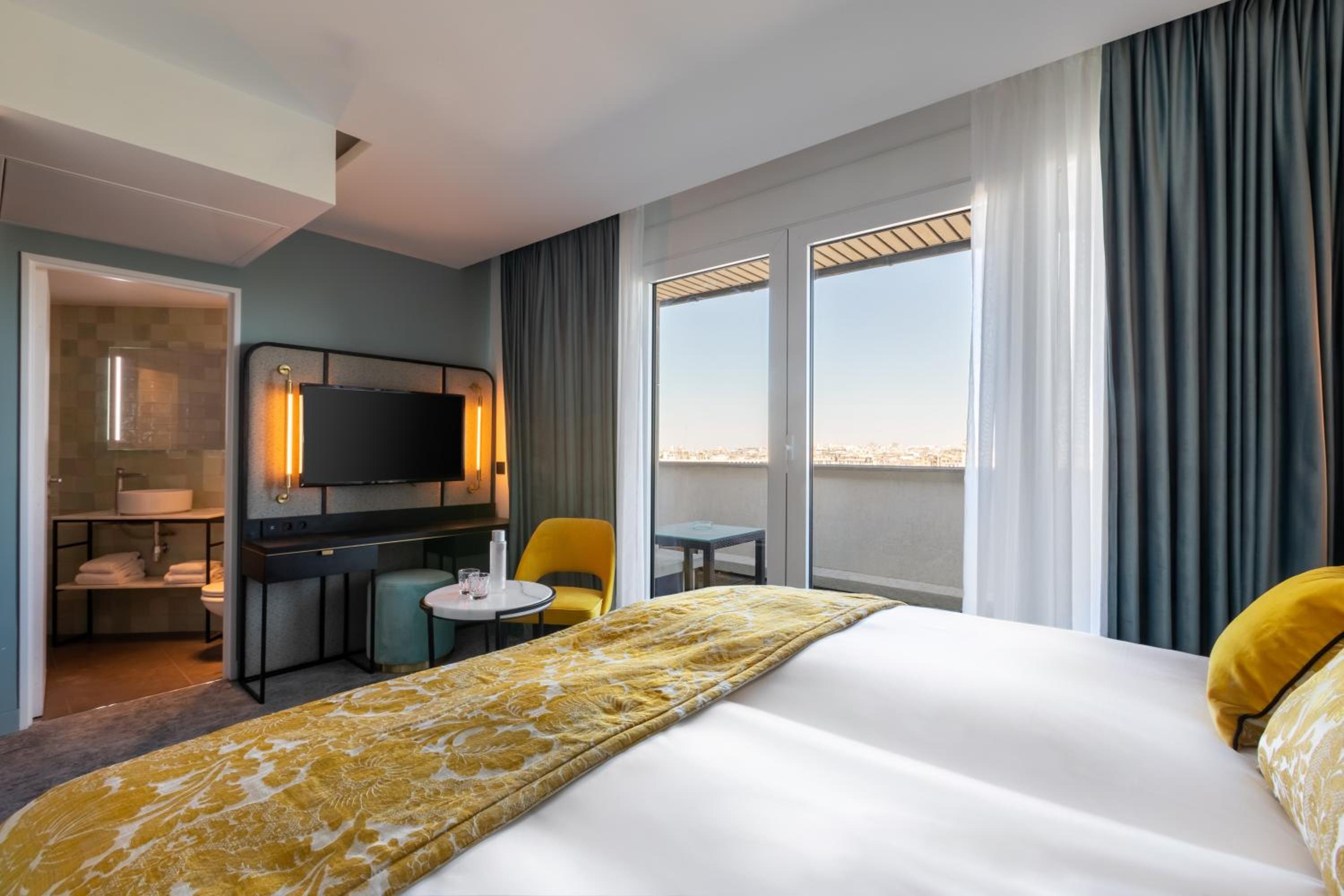 Cozy King Room with Terrace and City View