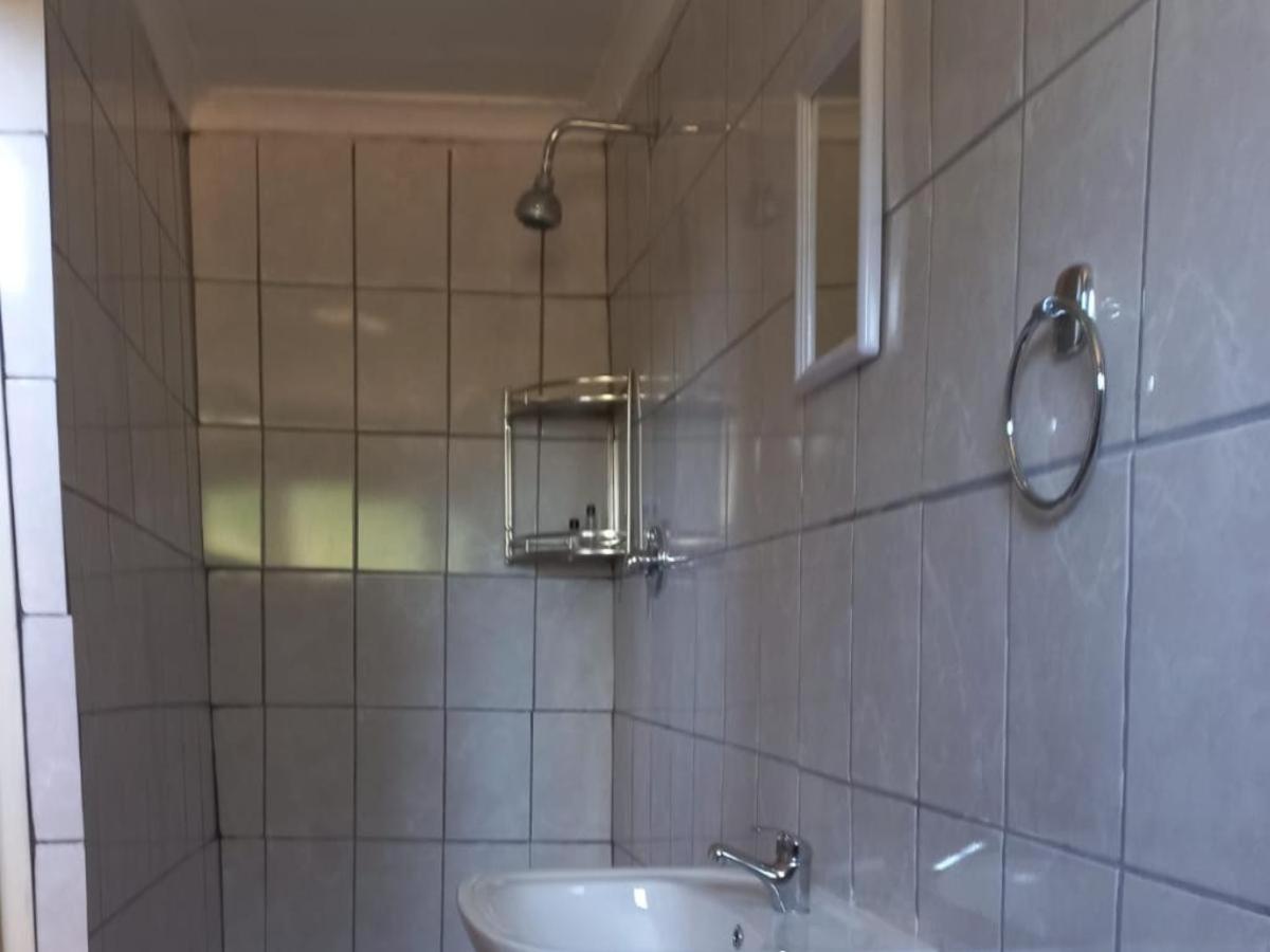 Budget Twin Room - Photo 5