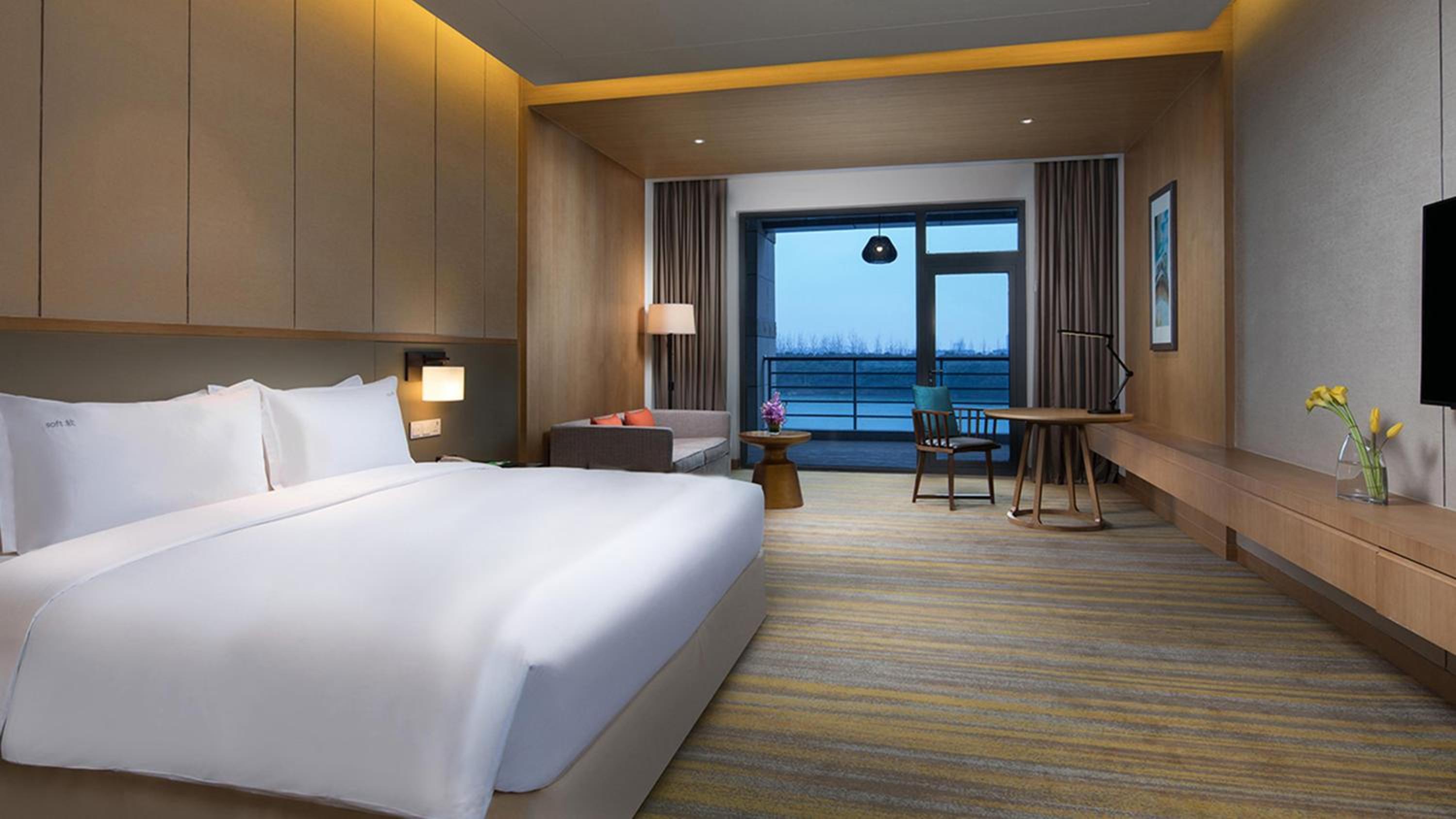 One-Bedroom King Suite with Lake View photo 1