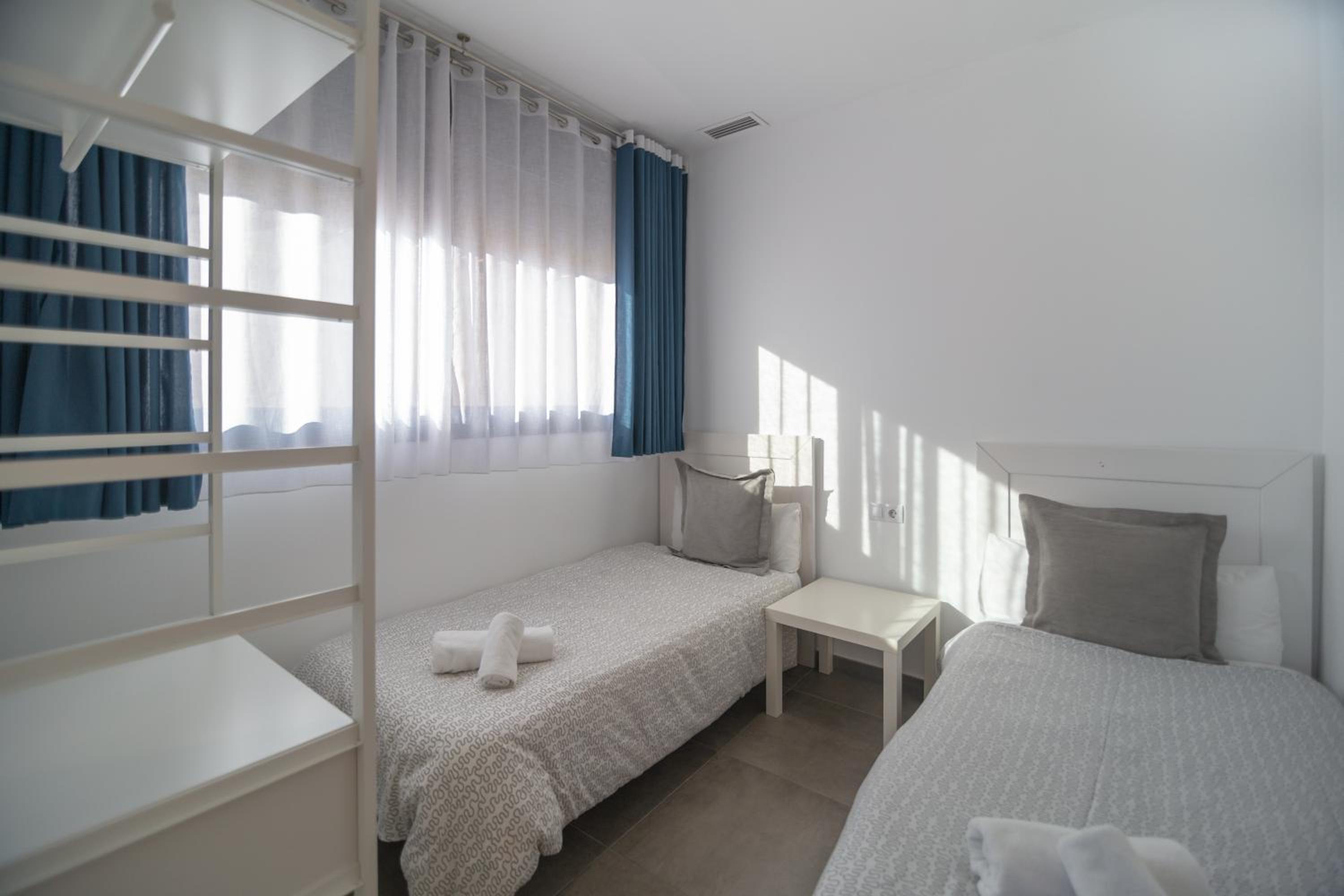 Apartamento de tres habitaciones con terraza.