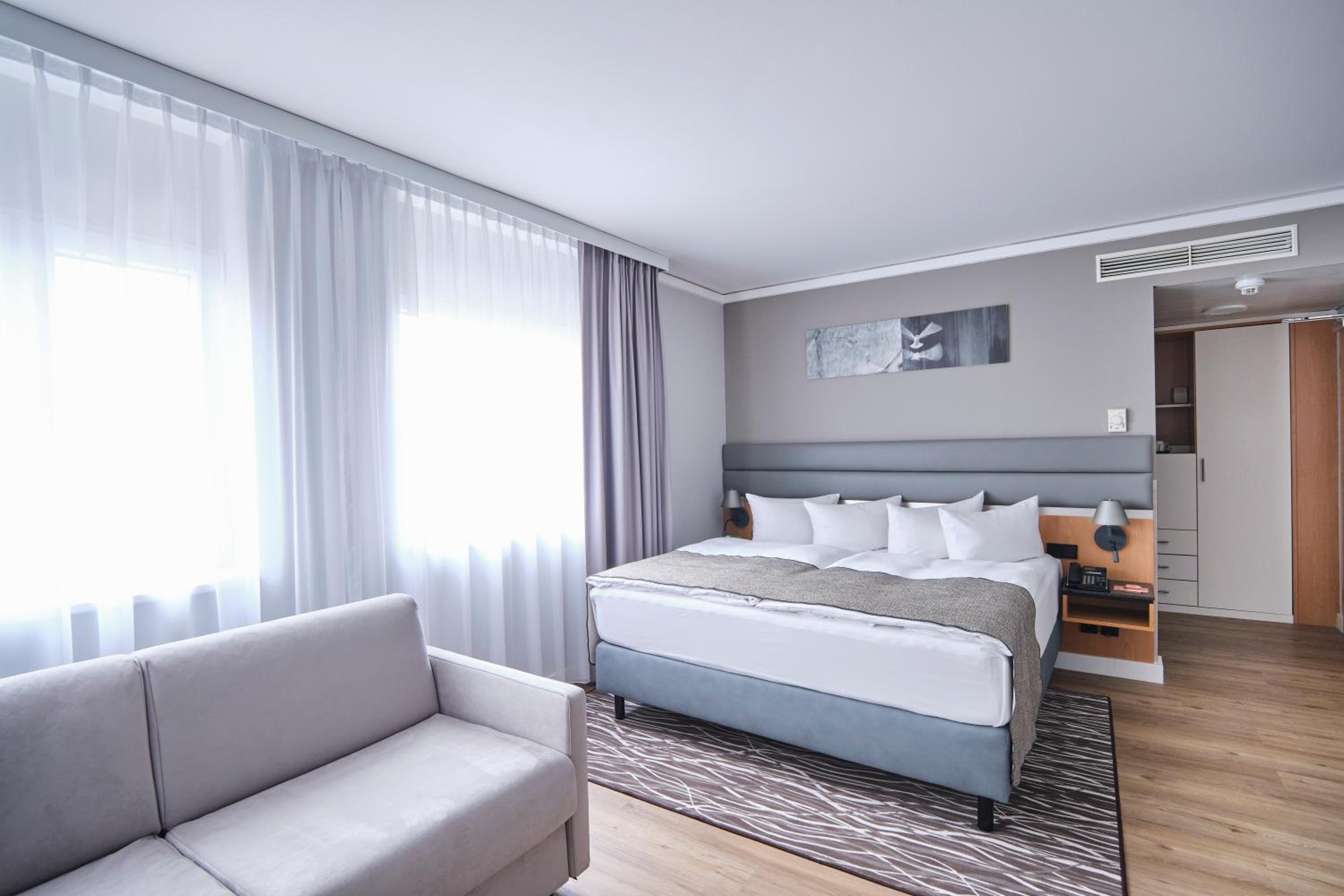 Premium King Room - Photo 8
