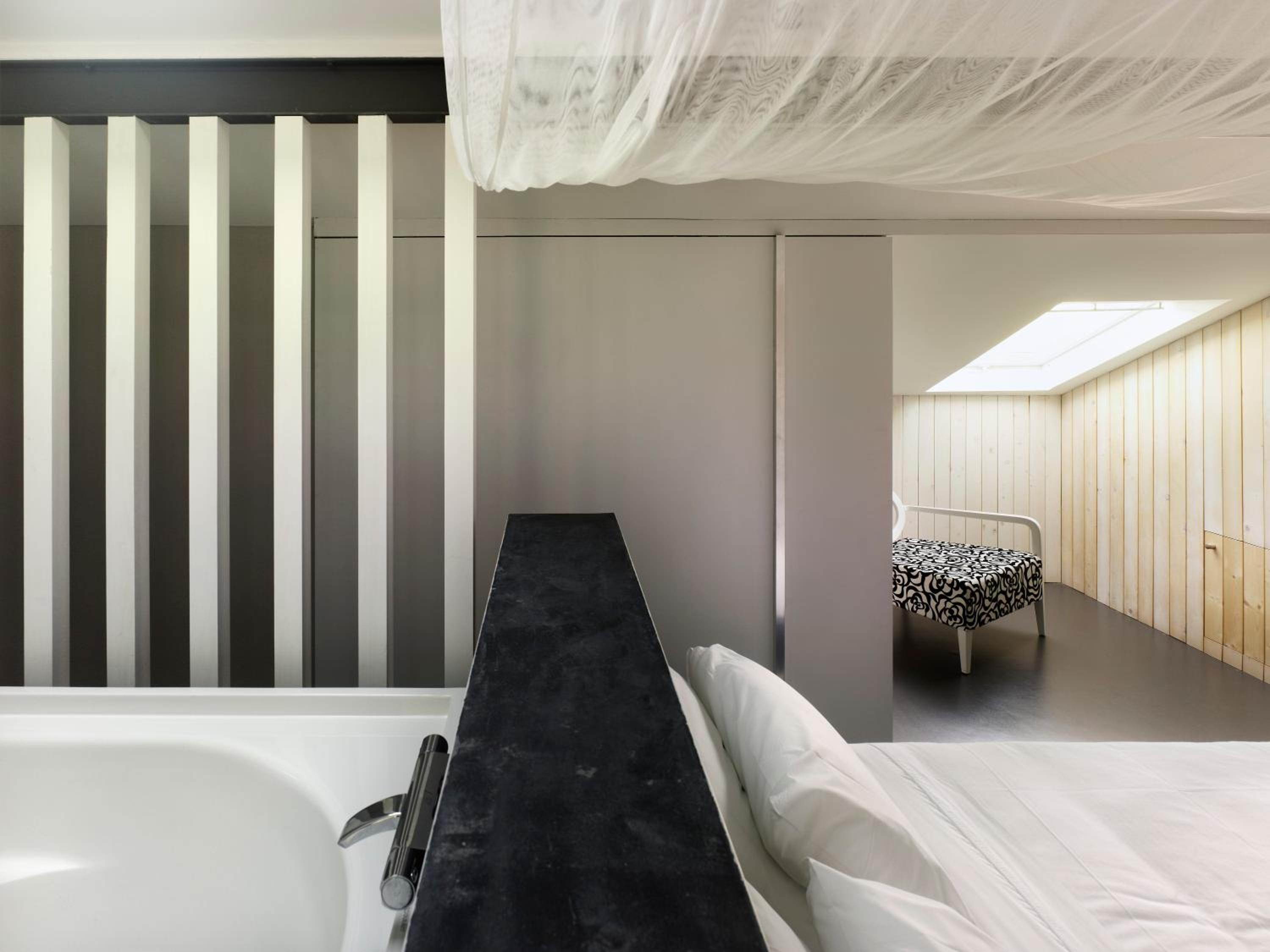 Deluxe Double Room with Bath - Photo 3