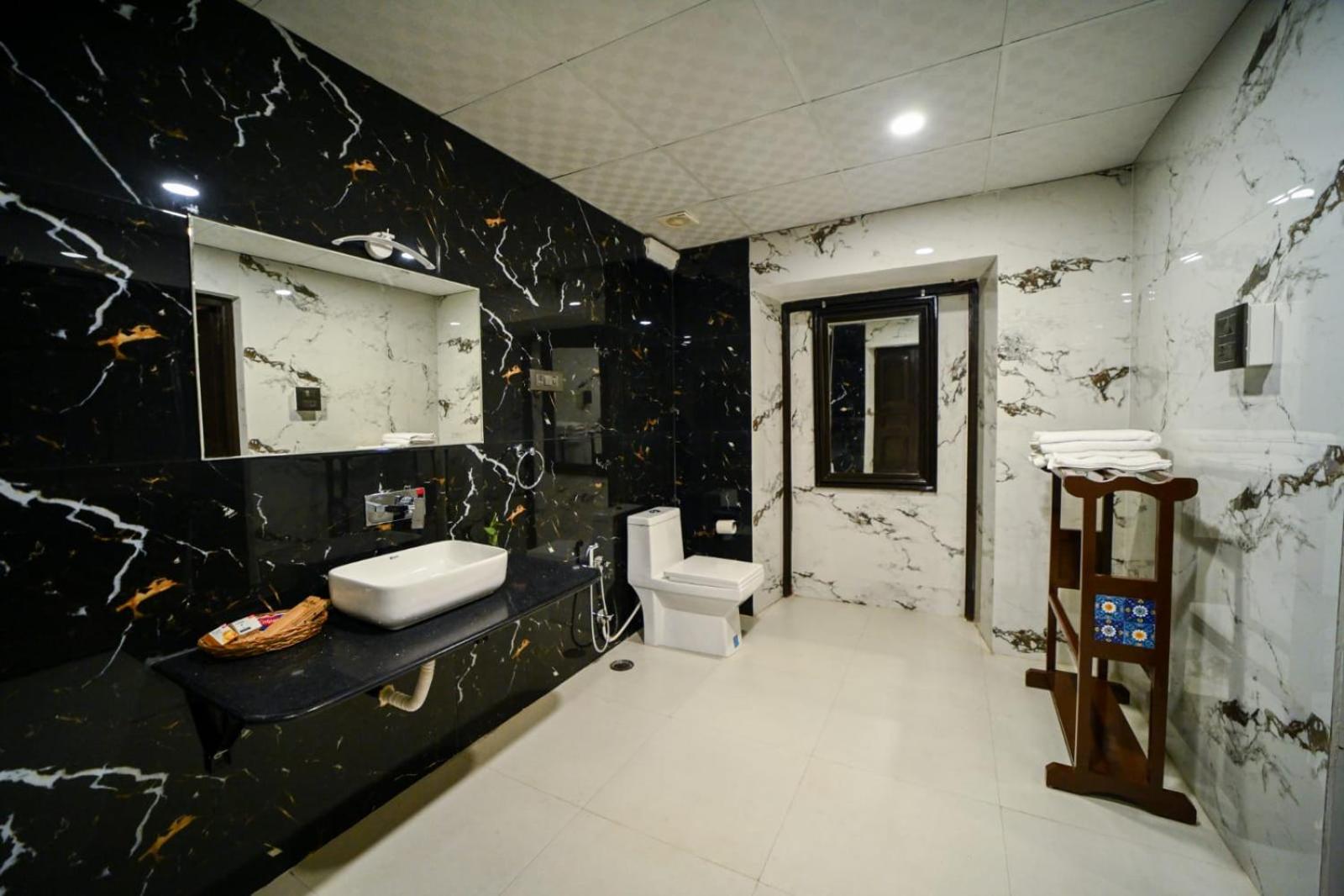 Deluxe King Room photo 3