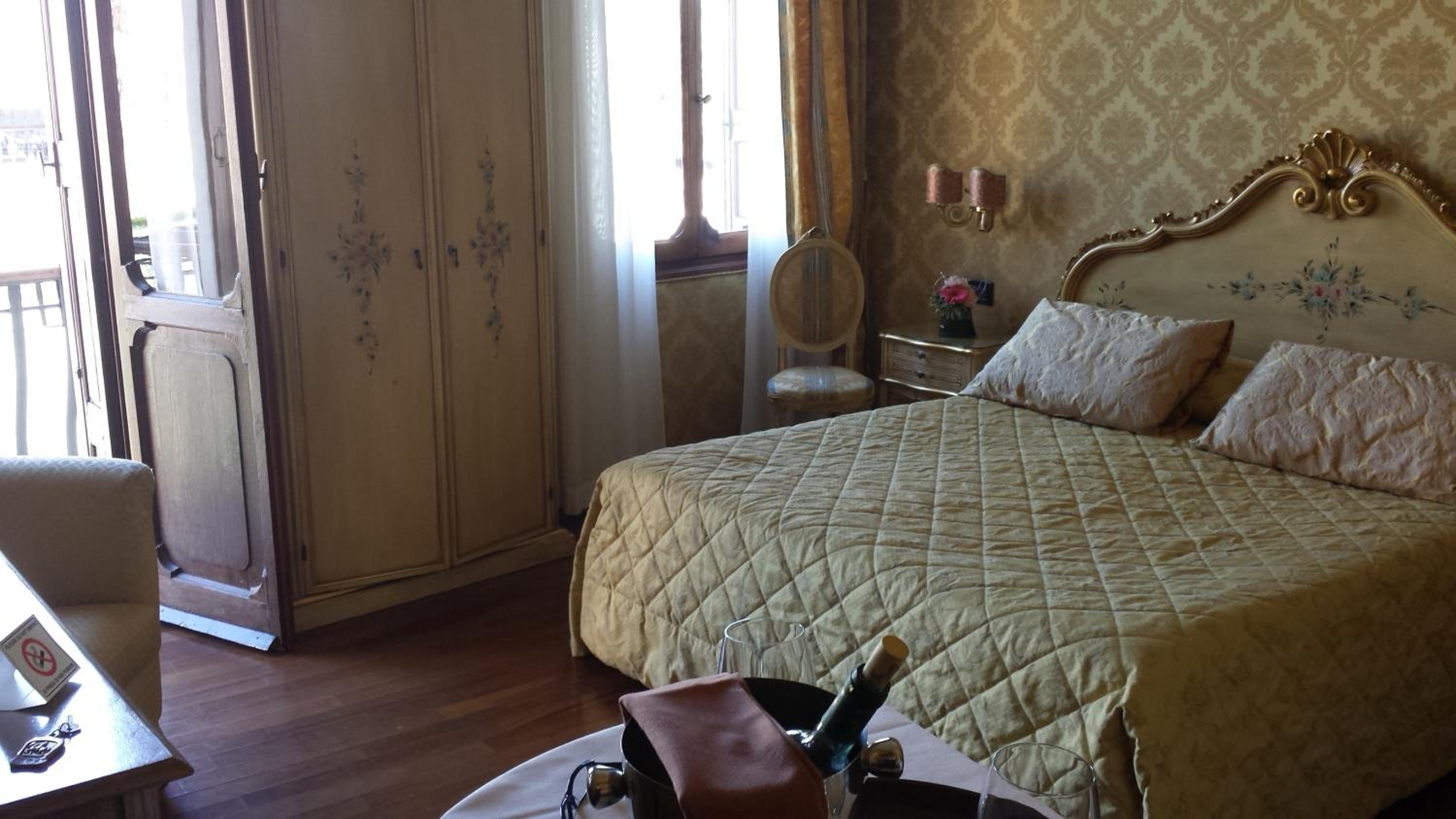 Superior Double Room with Grand Canal View thumbnail 6