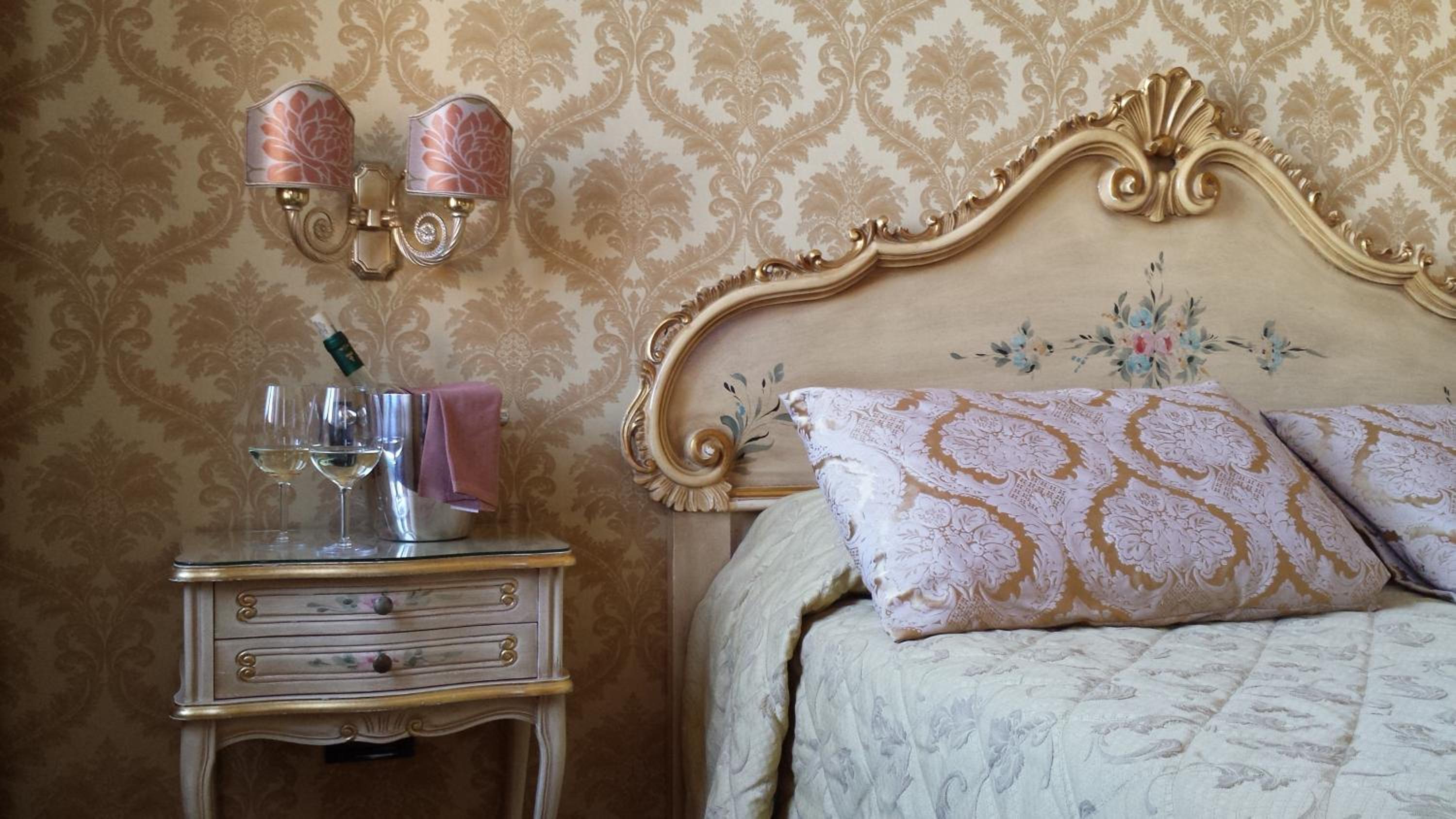 Superior Double Room with Grand Canal View thumbnail 5