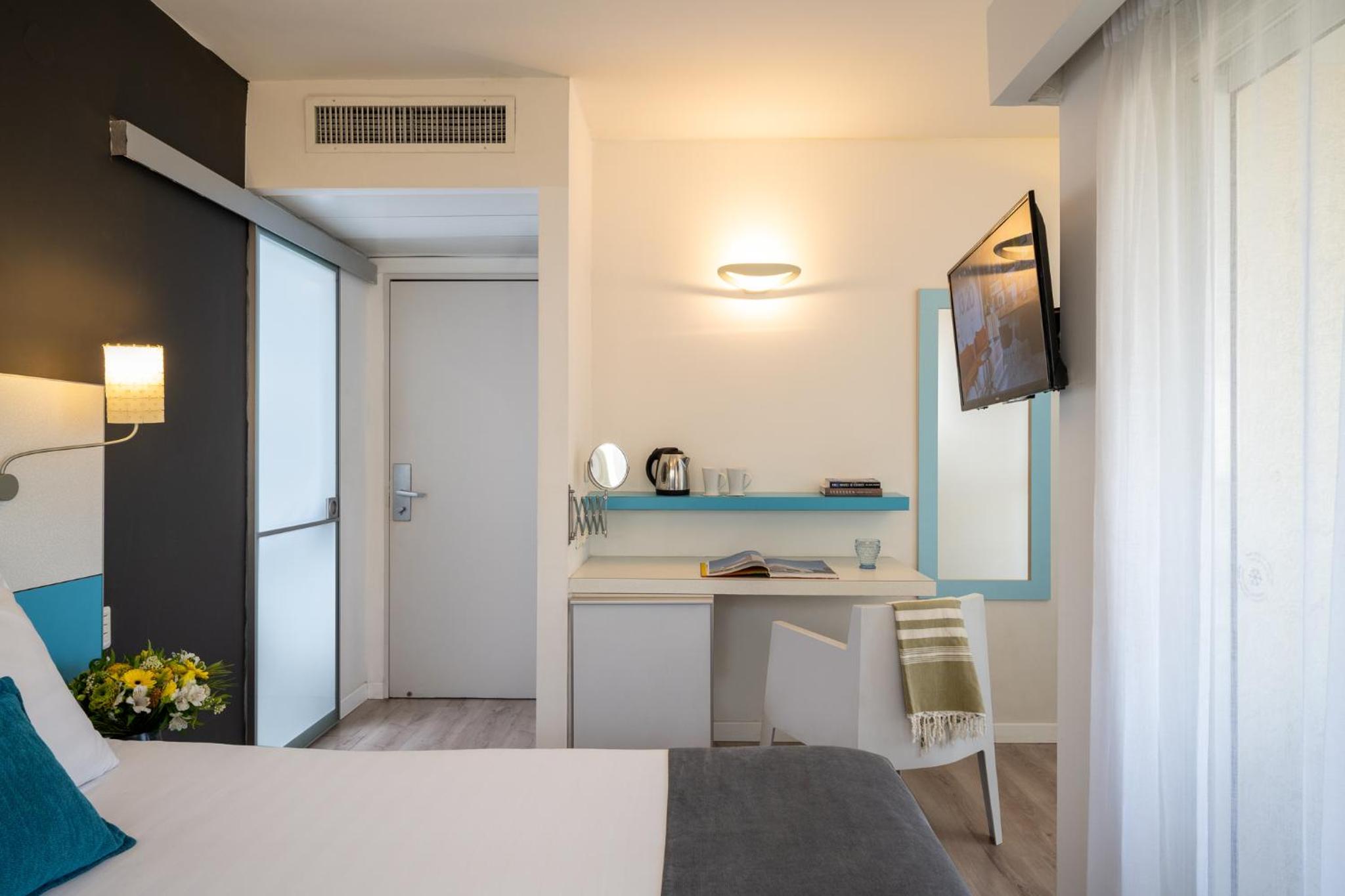 Superior Room with Balcony - Photo 3