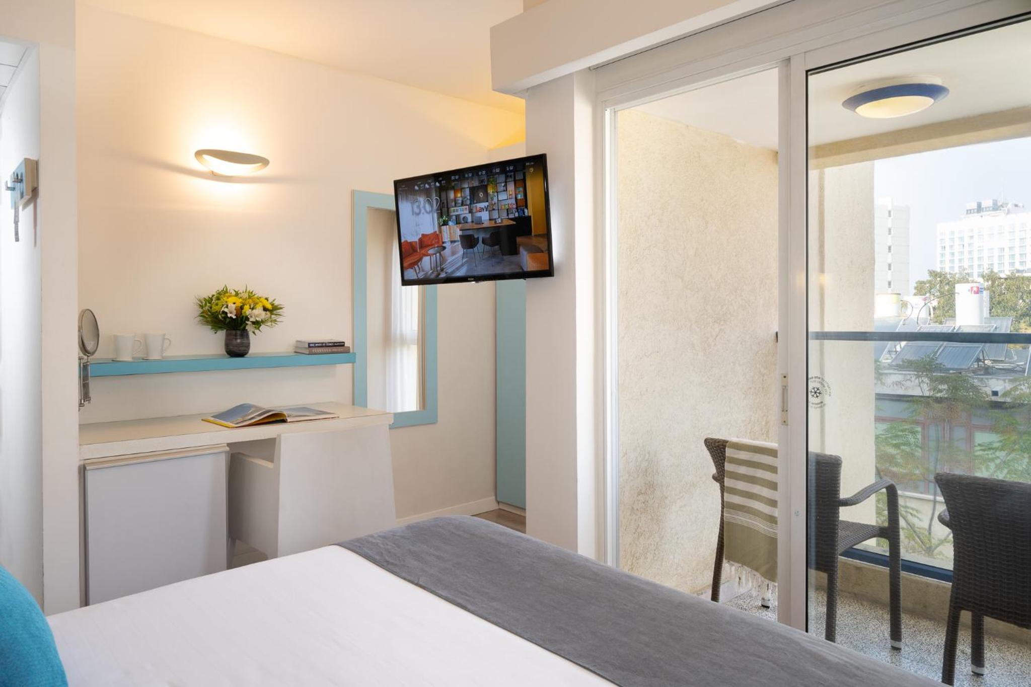 Superior Room with Balcony - Photo 5