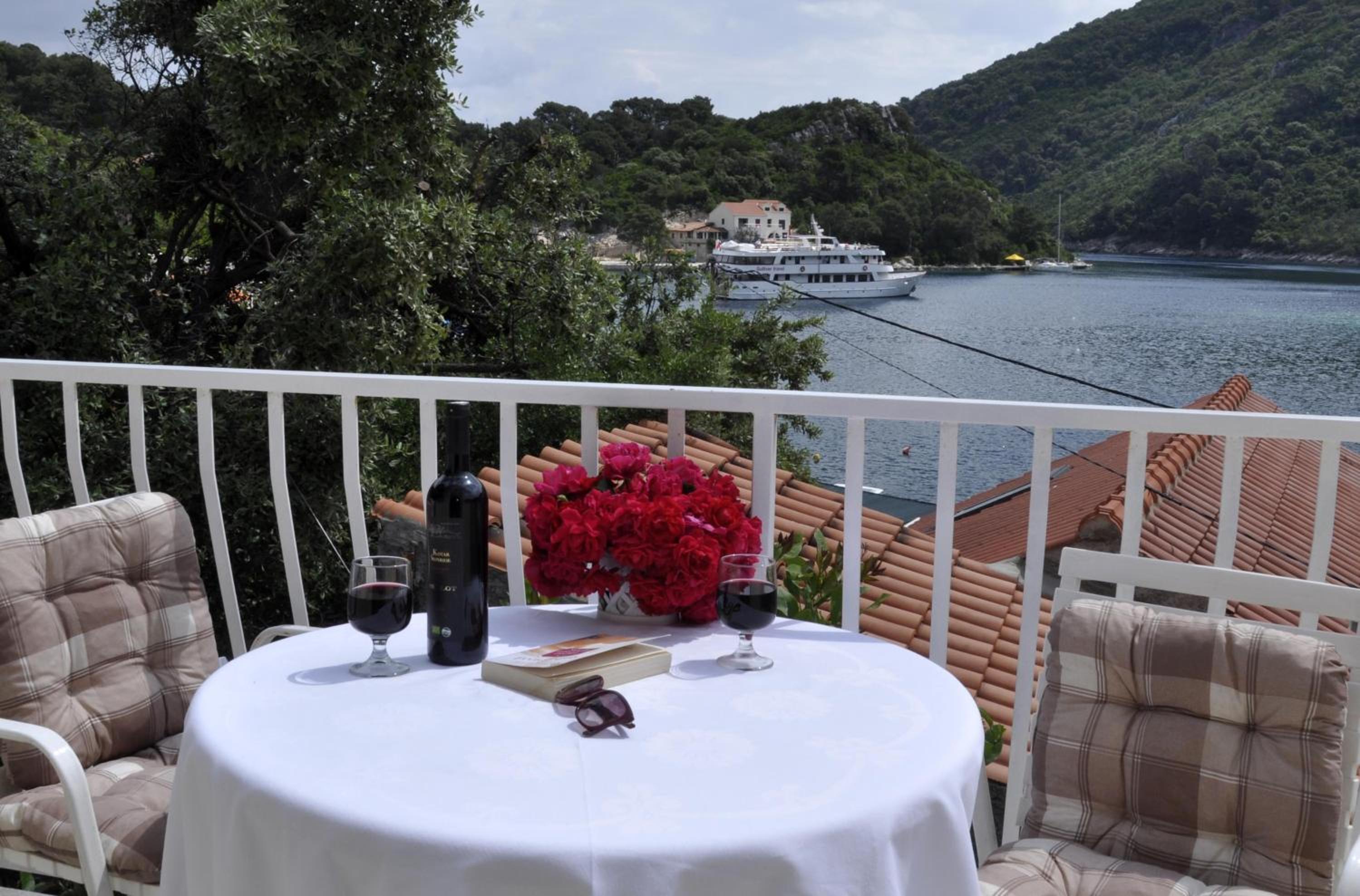 Studio Apartment with Balcony and Sea View photo 3