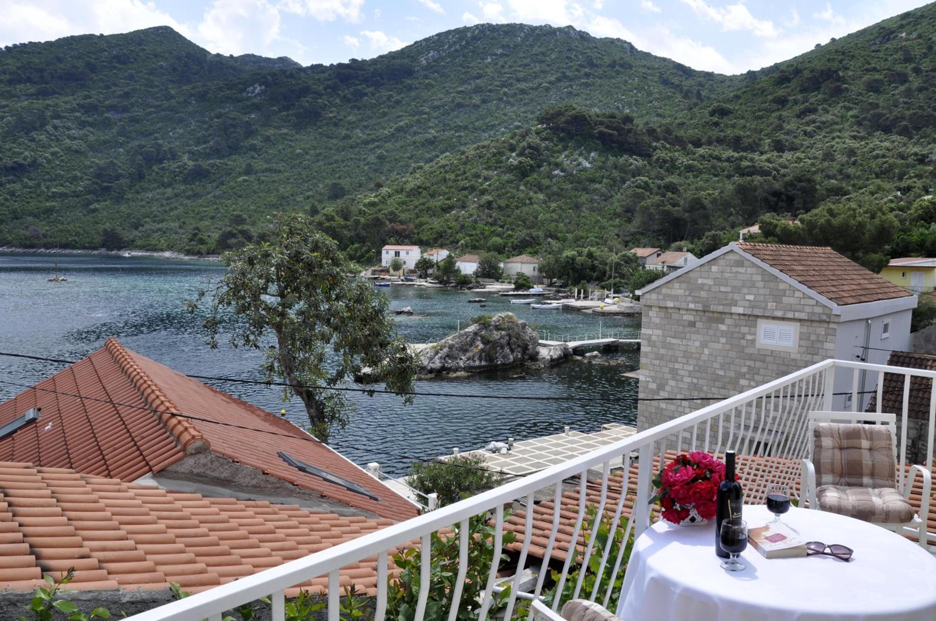 Studio Apartment with Balcony and Sea View photo 2