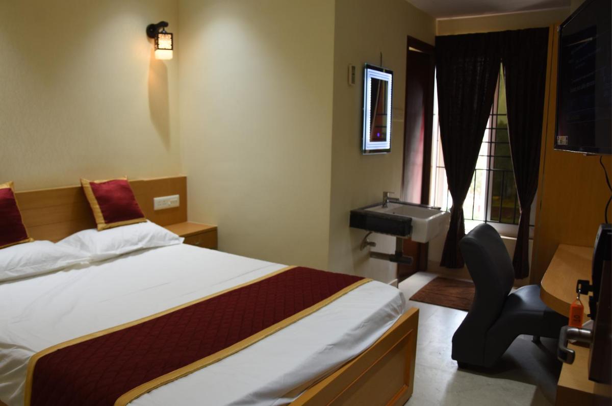 Deluxe Double Room (2 Adults + 1 Child) photo 1