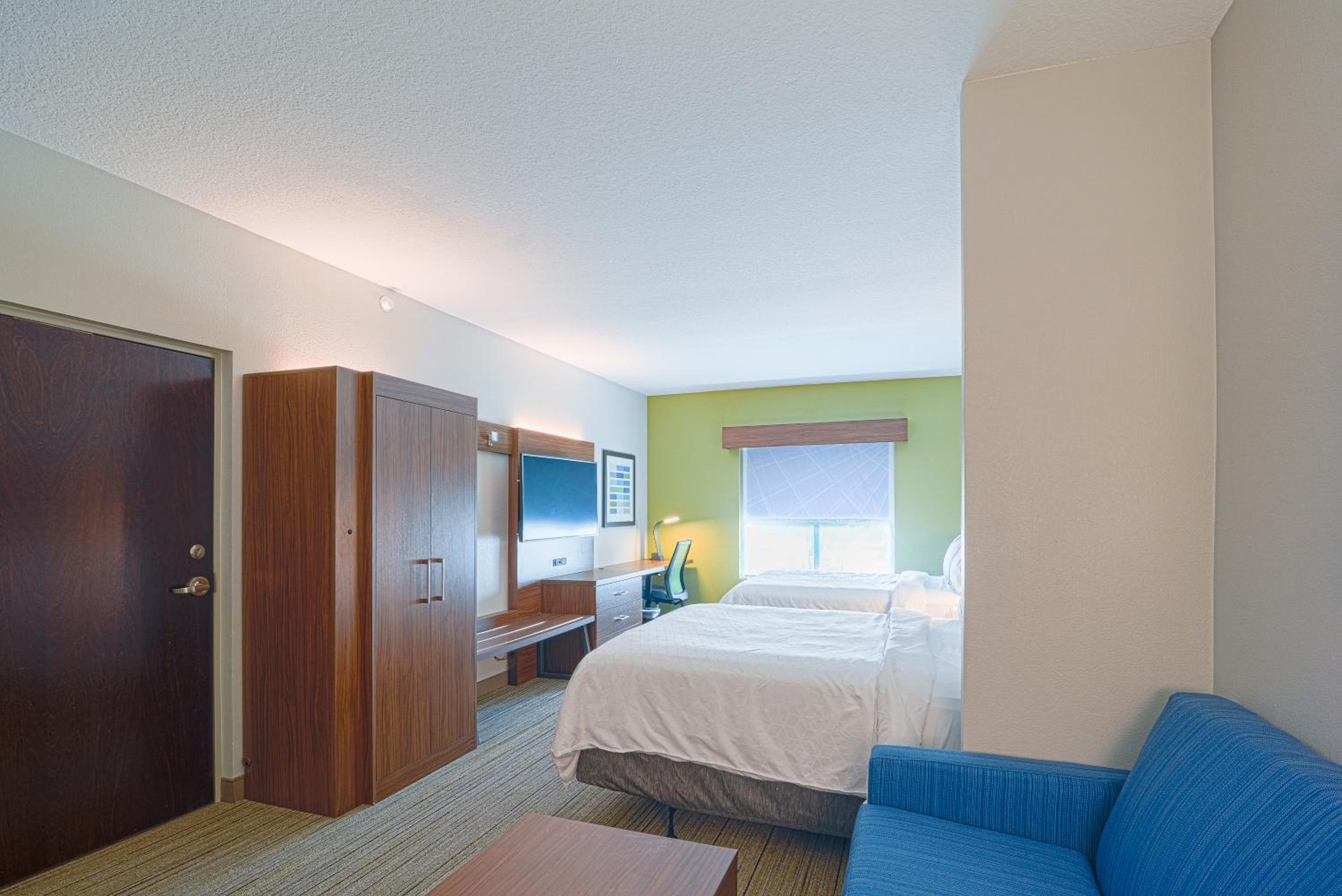 Queen Suite - Photo 1