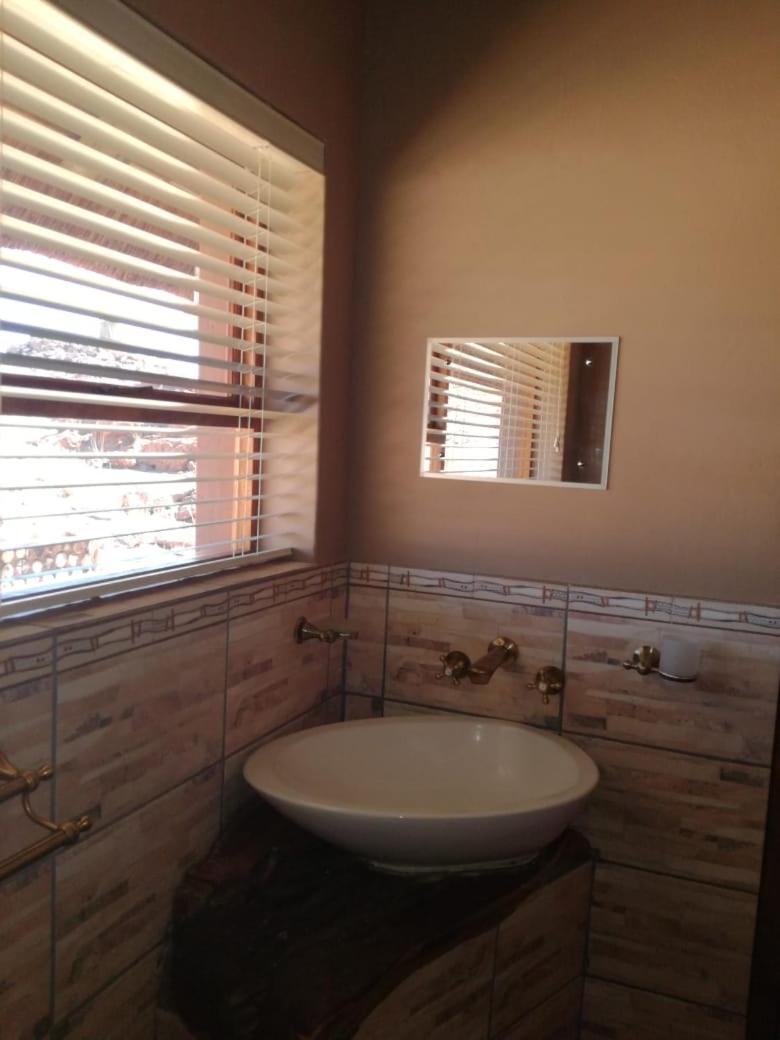 Double or Twin Room with Balcony - Photo 2