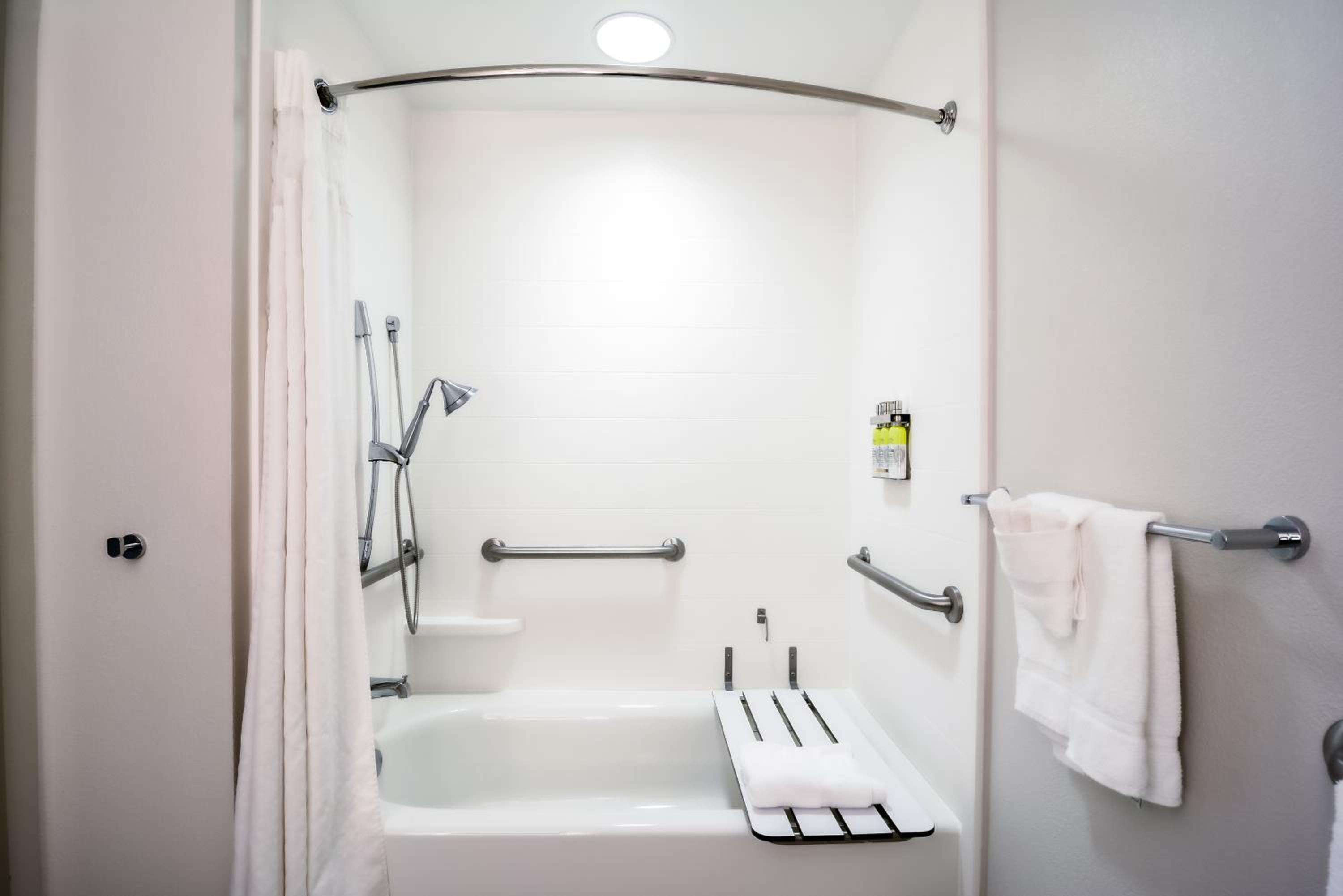 Standard Queen Room with Two Queen Beds and Roll-In Shower - Mobility Access - Photo 3