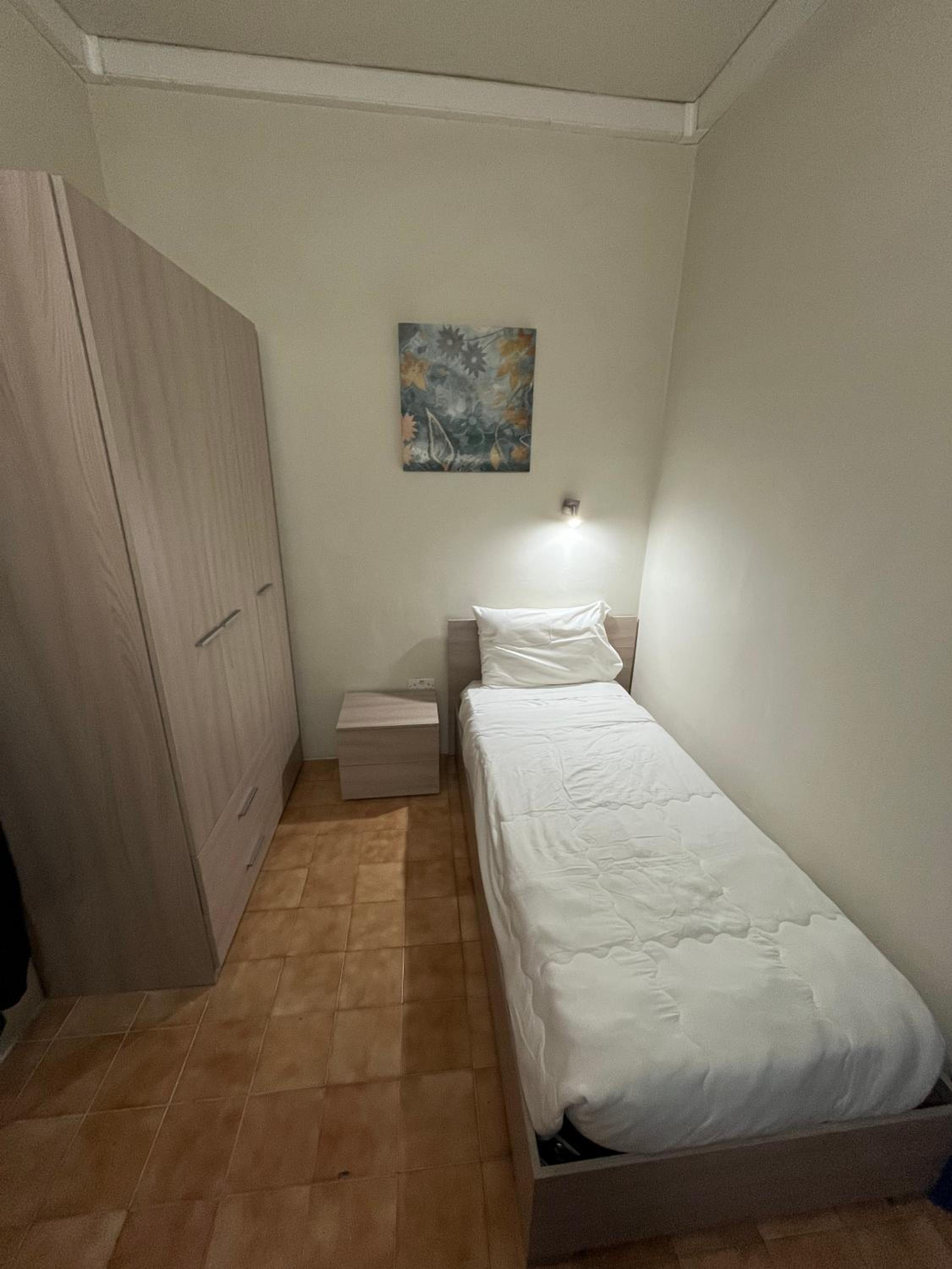 Single Room with Private External Bathroom photo 1