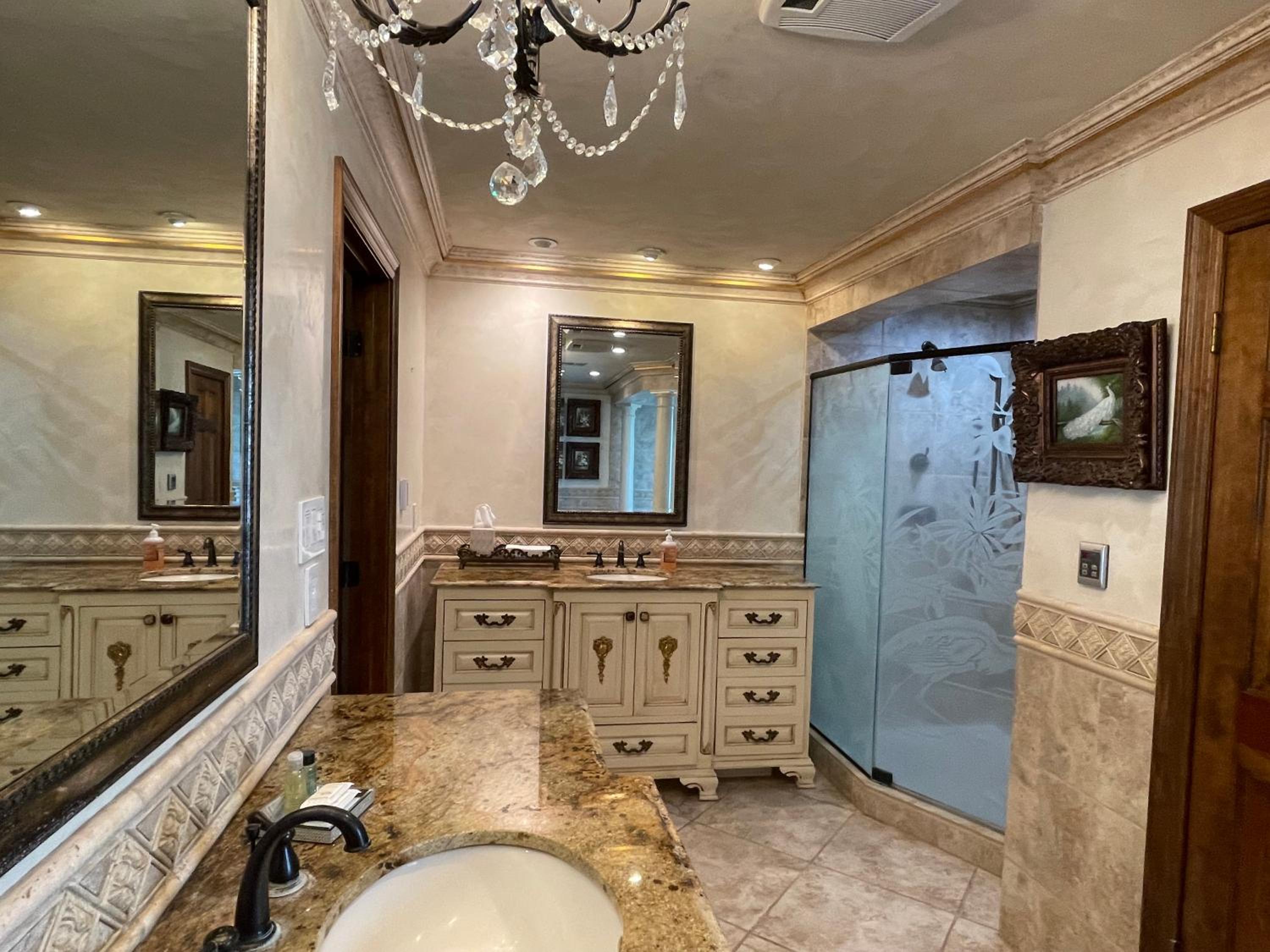 Deluxe Suite with Spa Bath photo 2