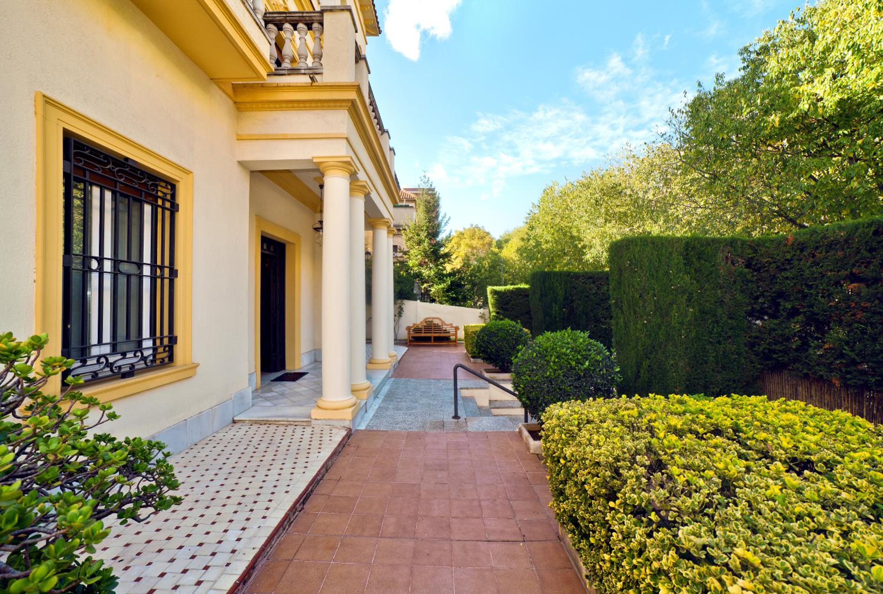 Eight-Bedroom Villa photo 2