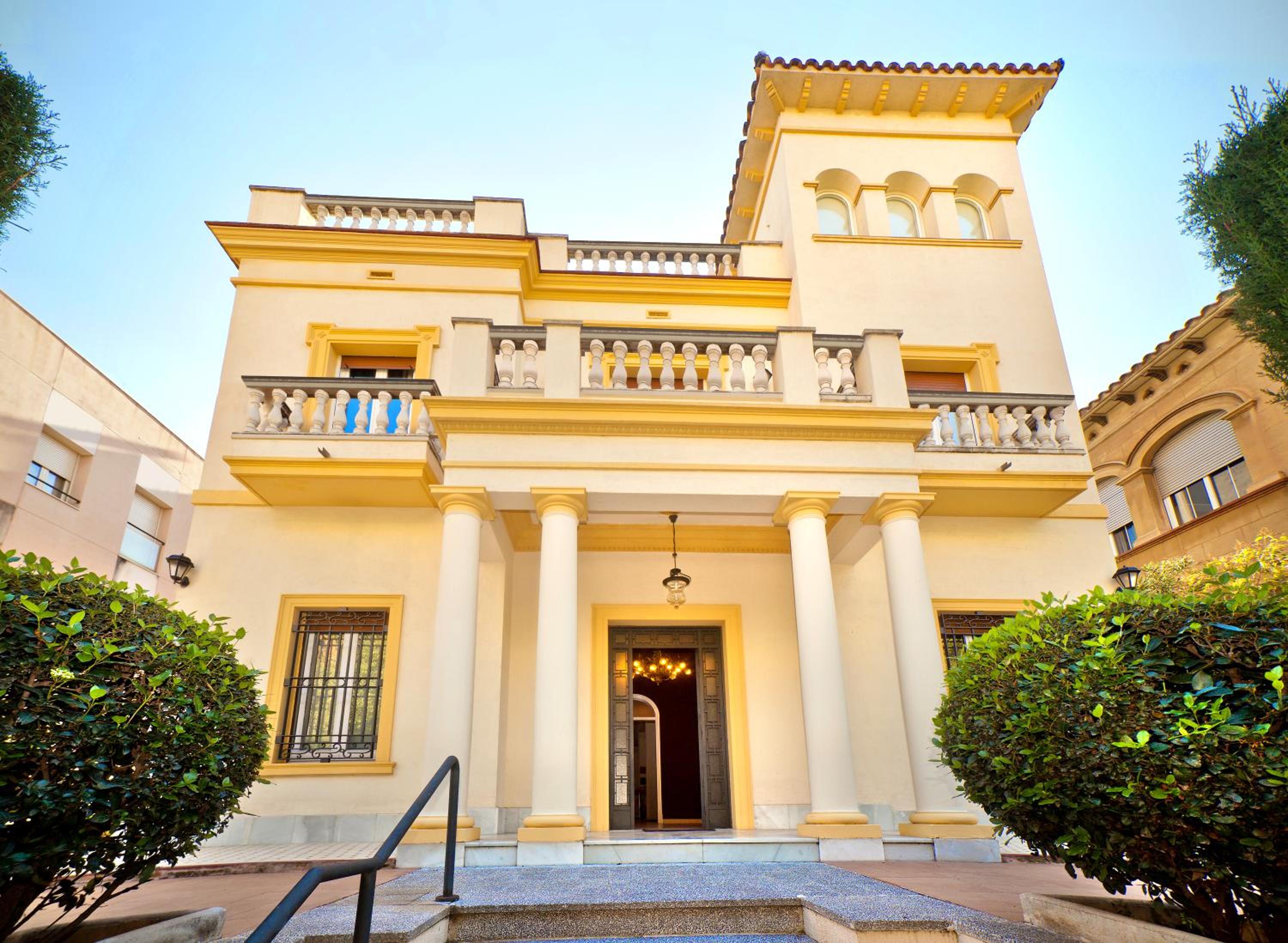 Eight-Bedroom Villa photo 3