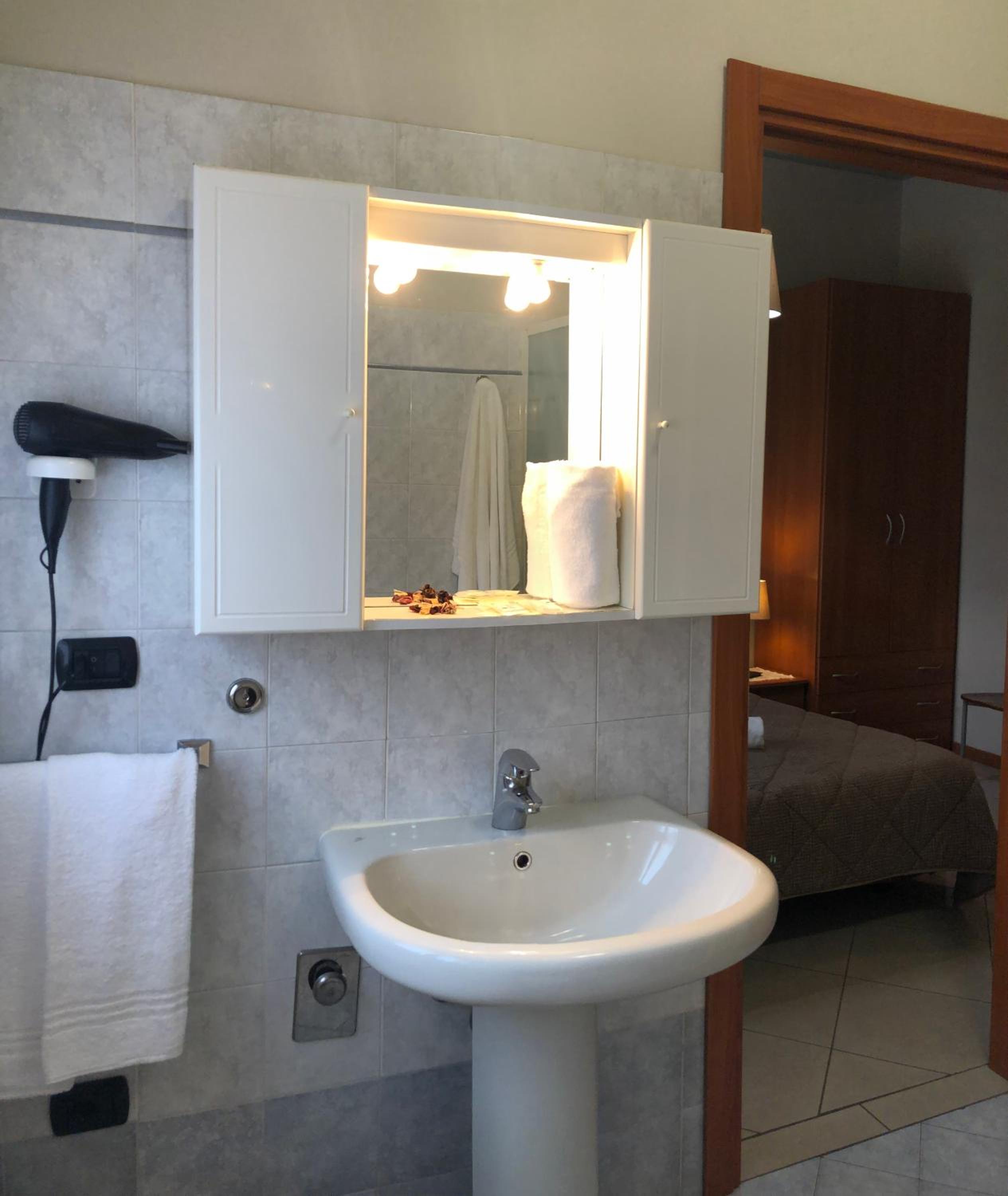 Double Room - Photo 9