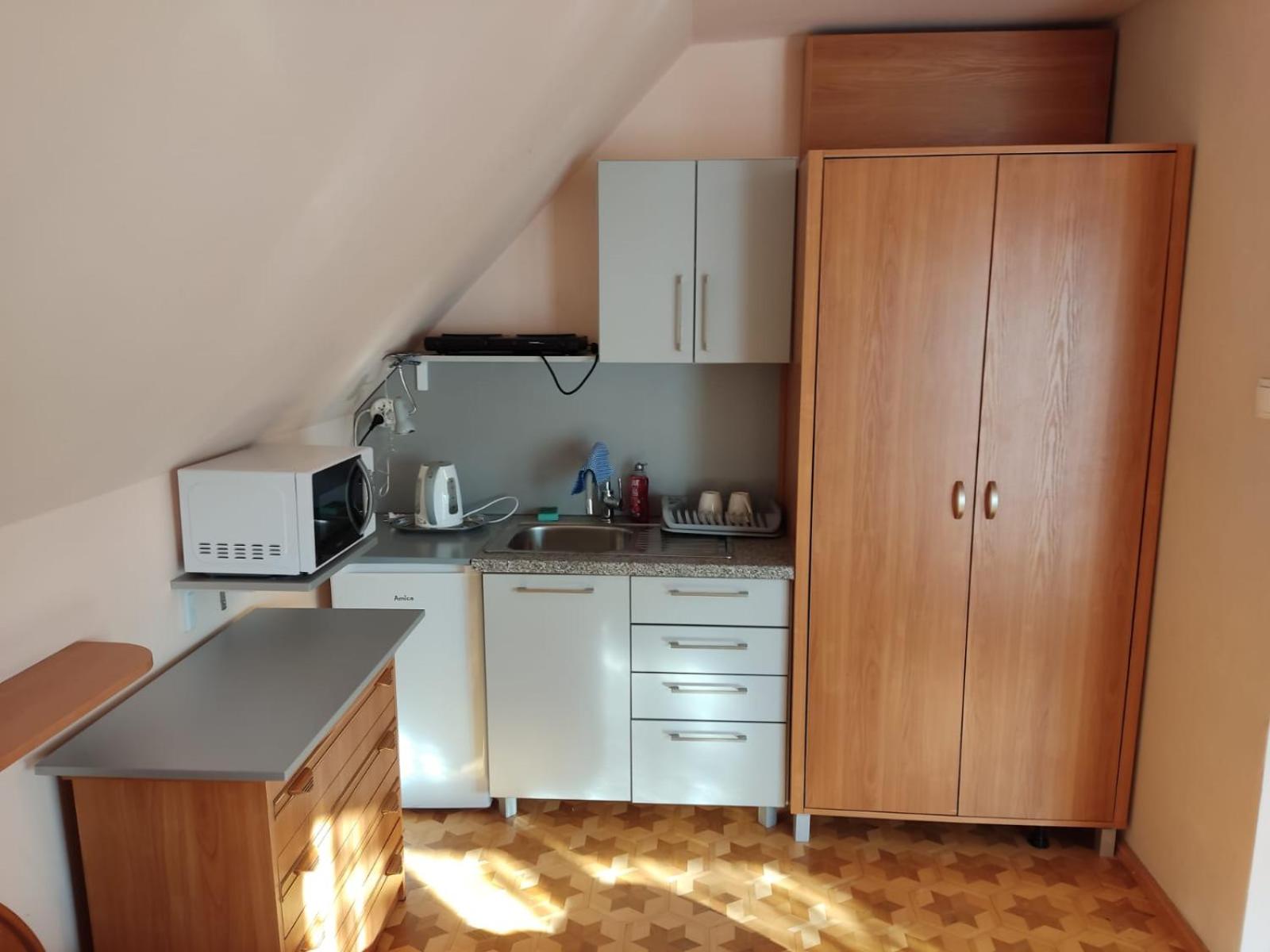 Double Room with Balcony - Photo 10