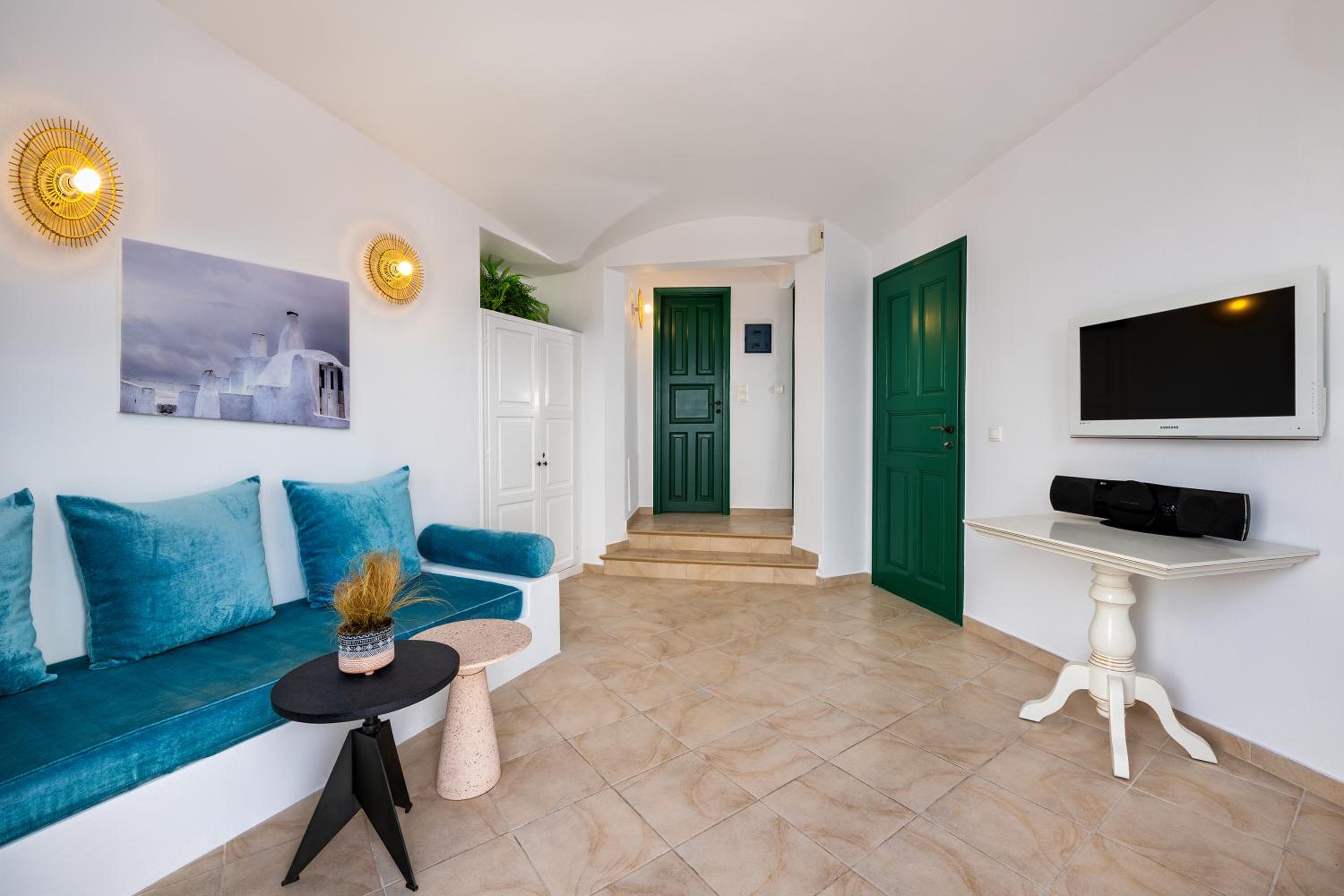 Royal Suite with Hot Tub and Sea View photo 3