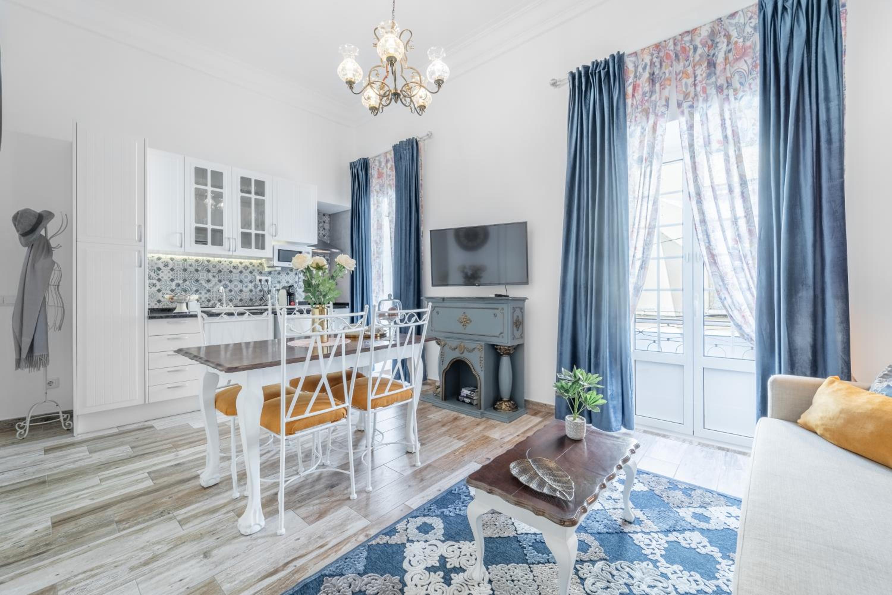 Apartment with City View - Photo 2