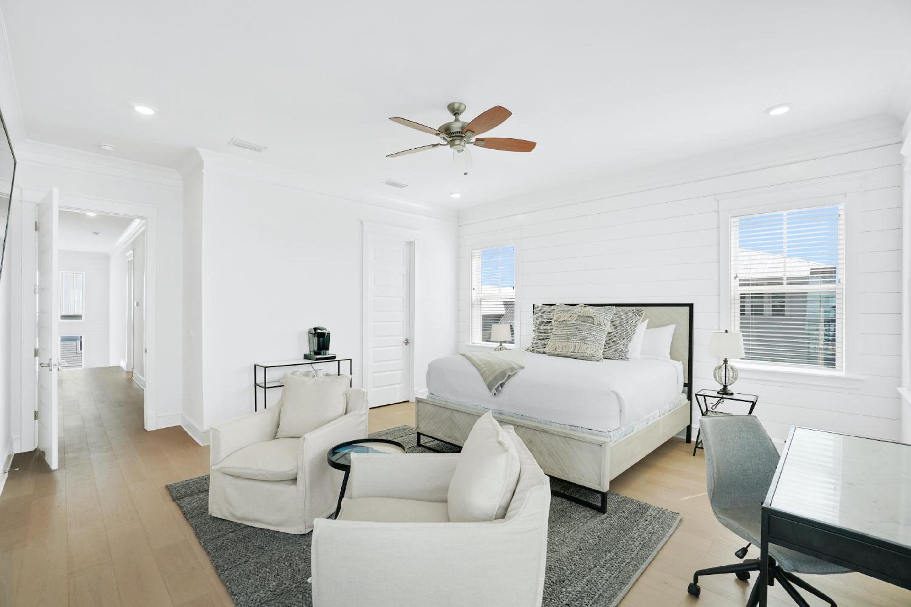 Six-Bedroom House photo 3