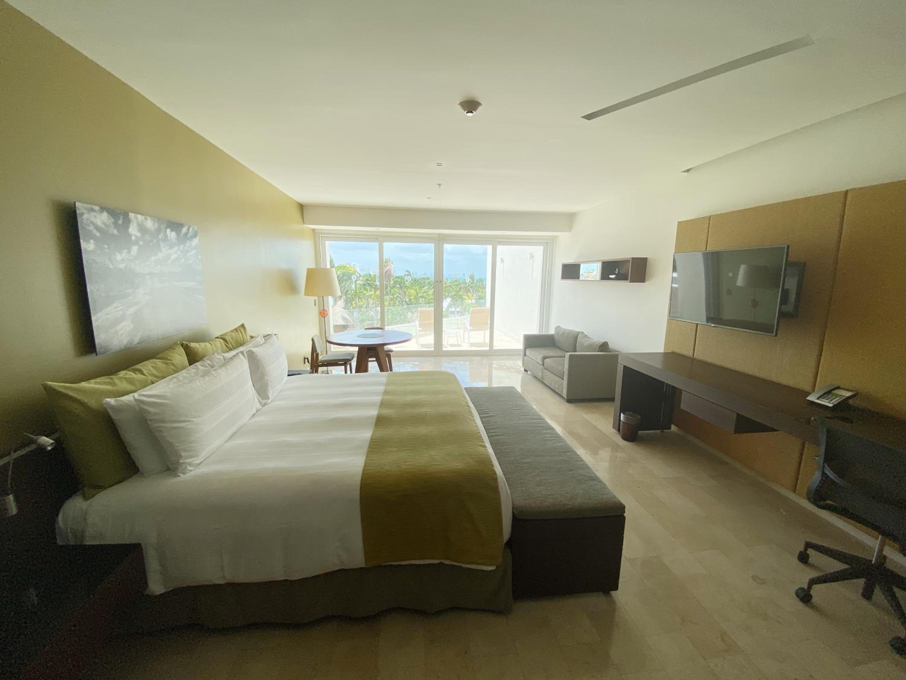 King Suite with Terrace and Lagoon View thumbnail 6