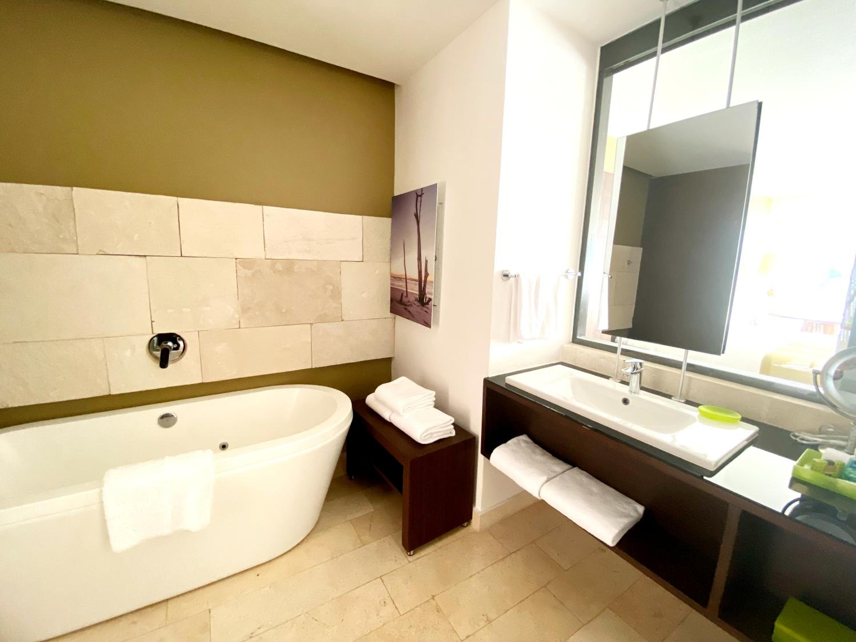 Classic Room, 1 King Bed, Lagoon View