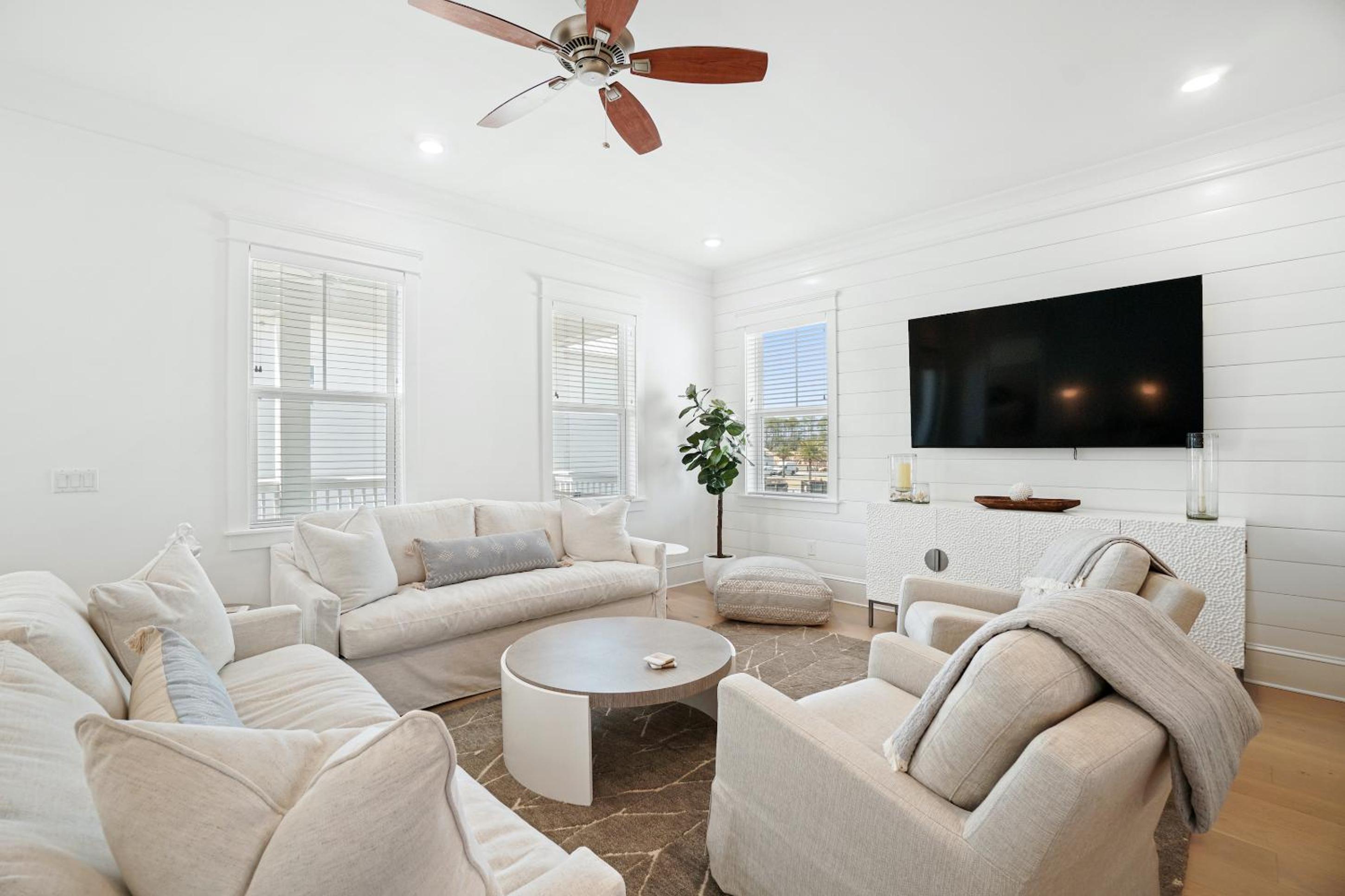 Six-Bedroom House photo 1