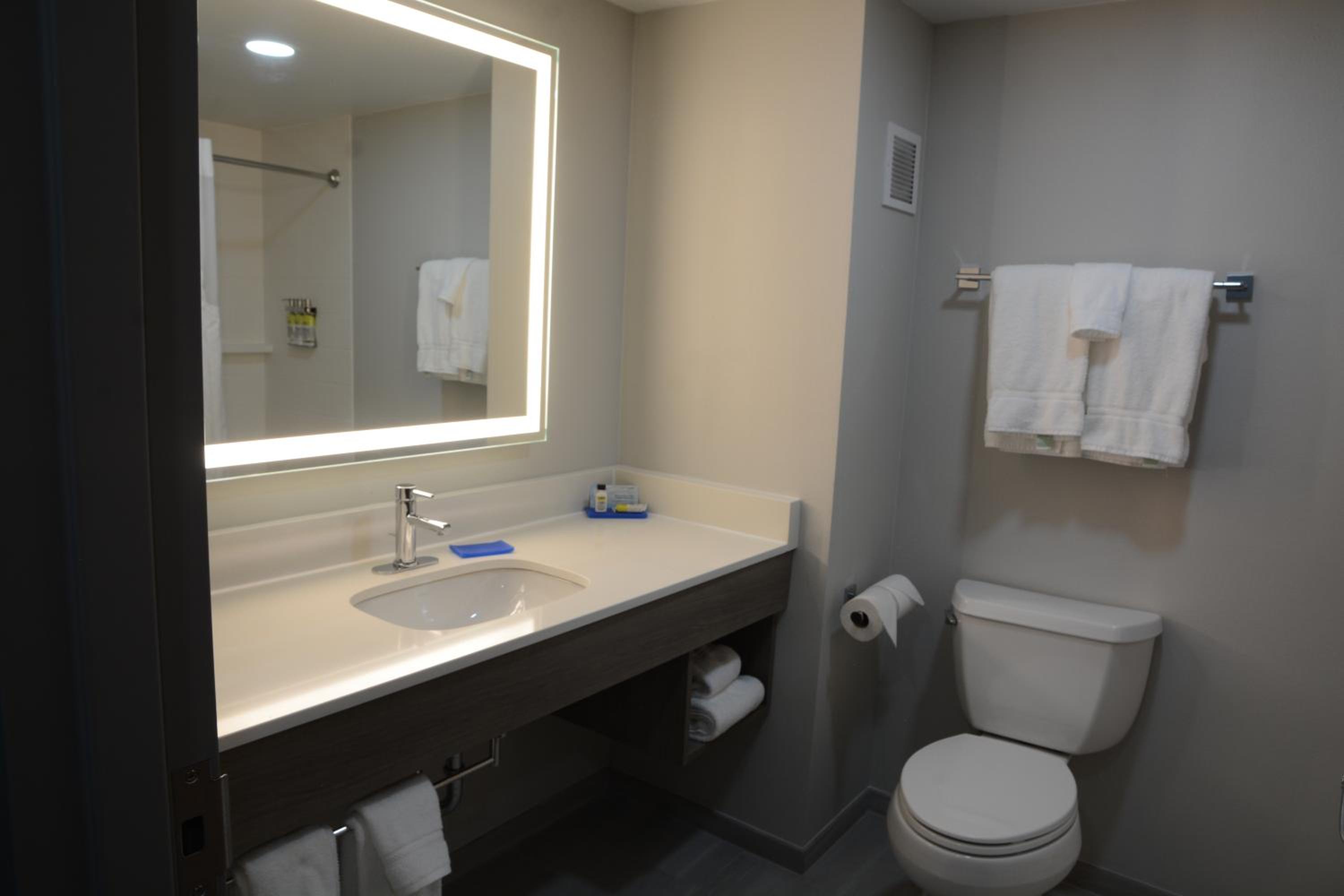 King Room - Mobility Access Tub - Non-Smoking - Photo 2