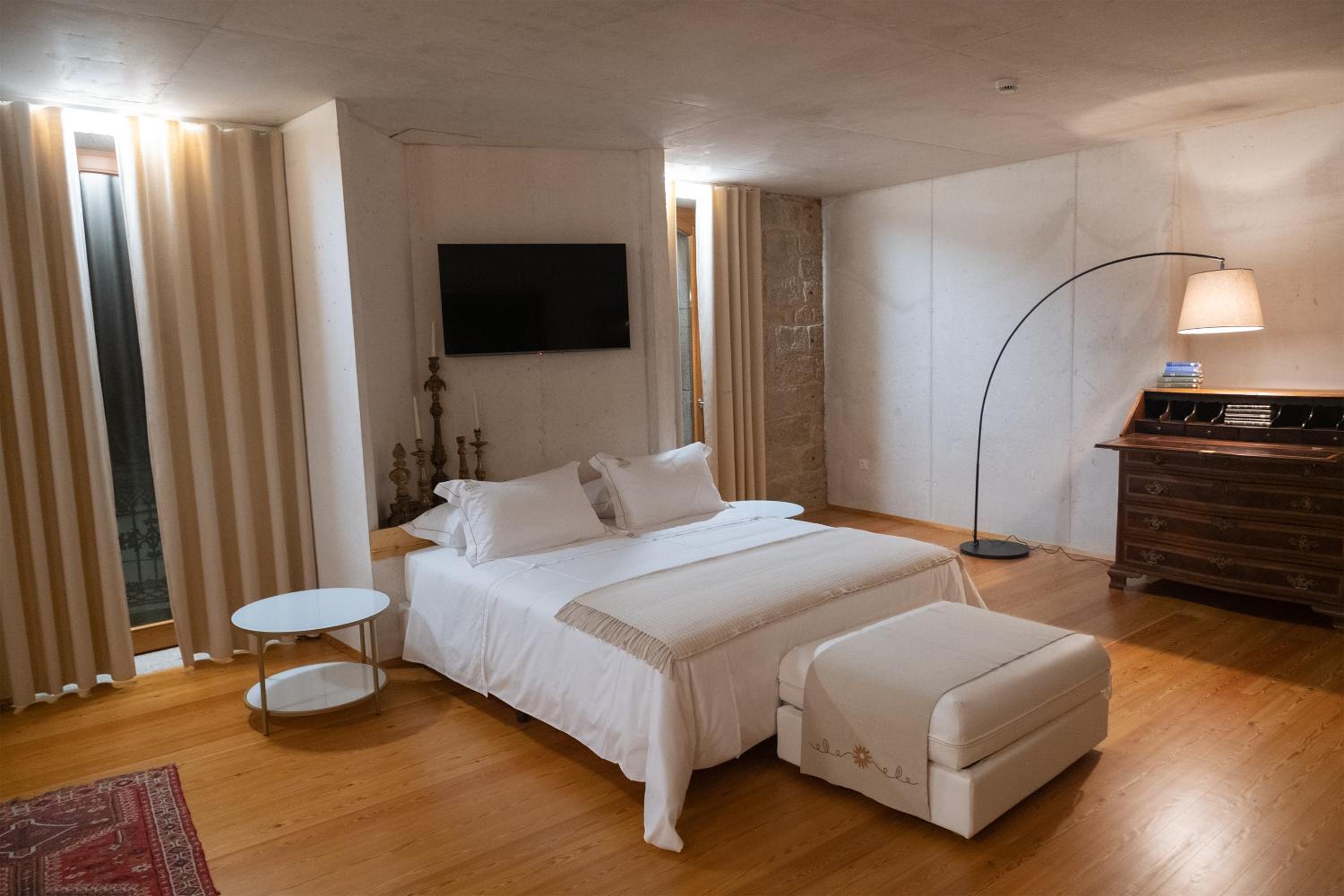 Deluxe Queen Suite - Photo 6