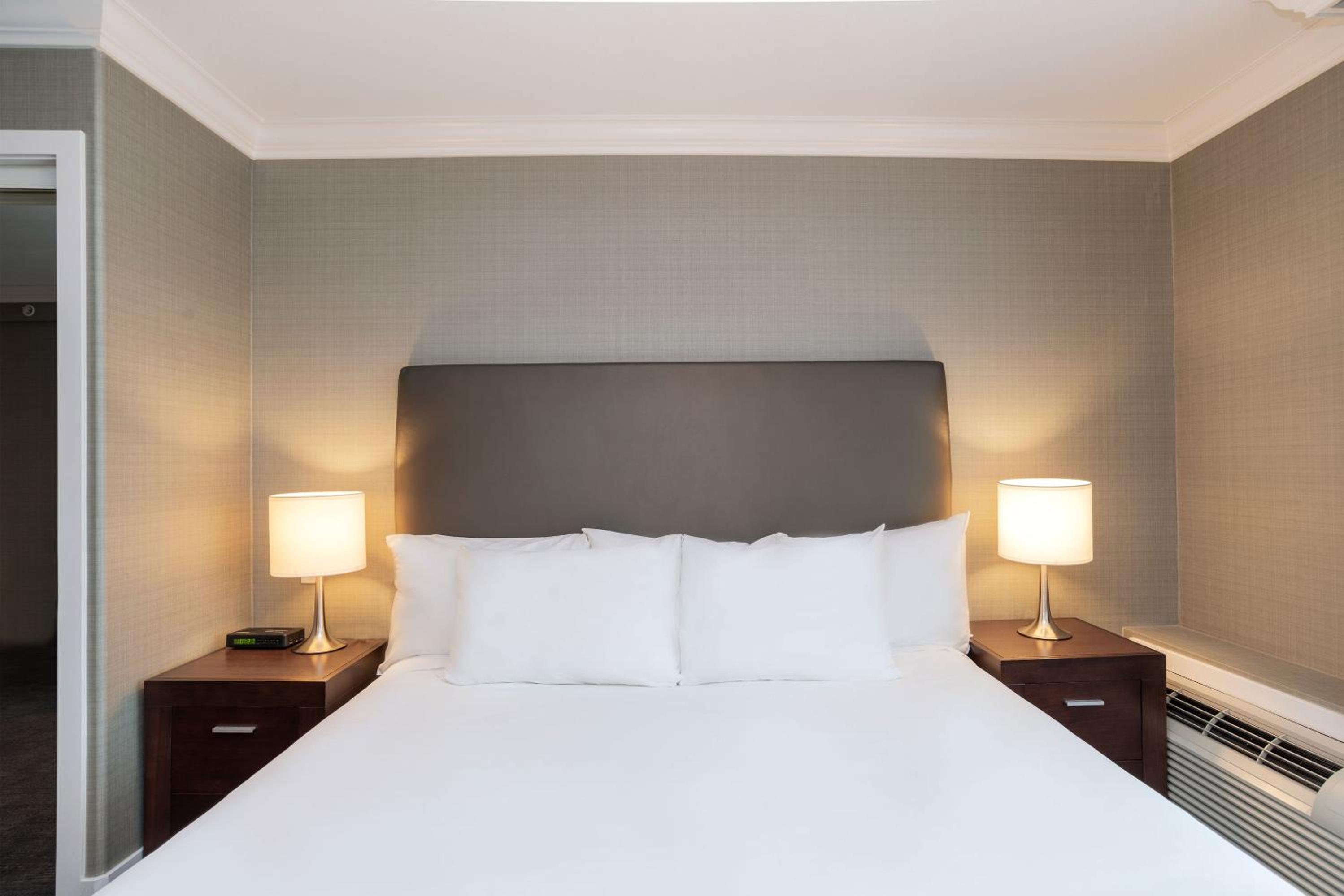 Studio Suite, 1 King Bed, Kitchenette - Photo 3