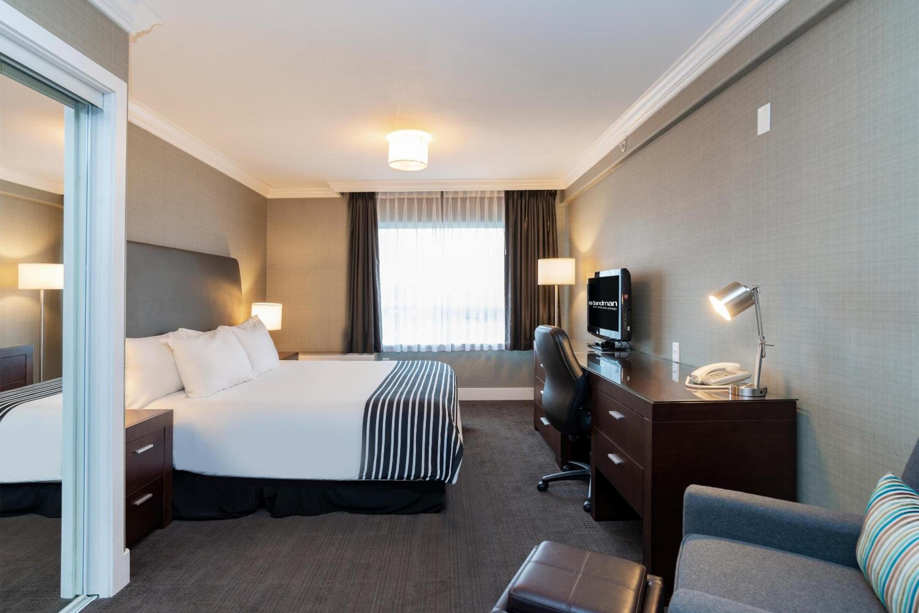 Studio Suite, 1 King Bed, Kitchenette - Photo 2