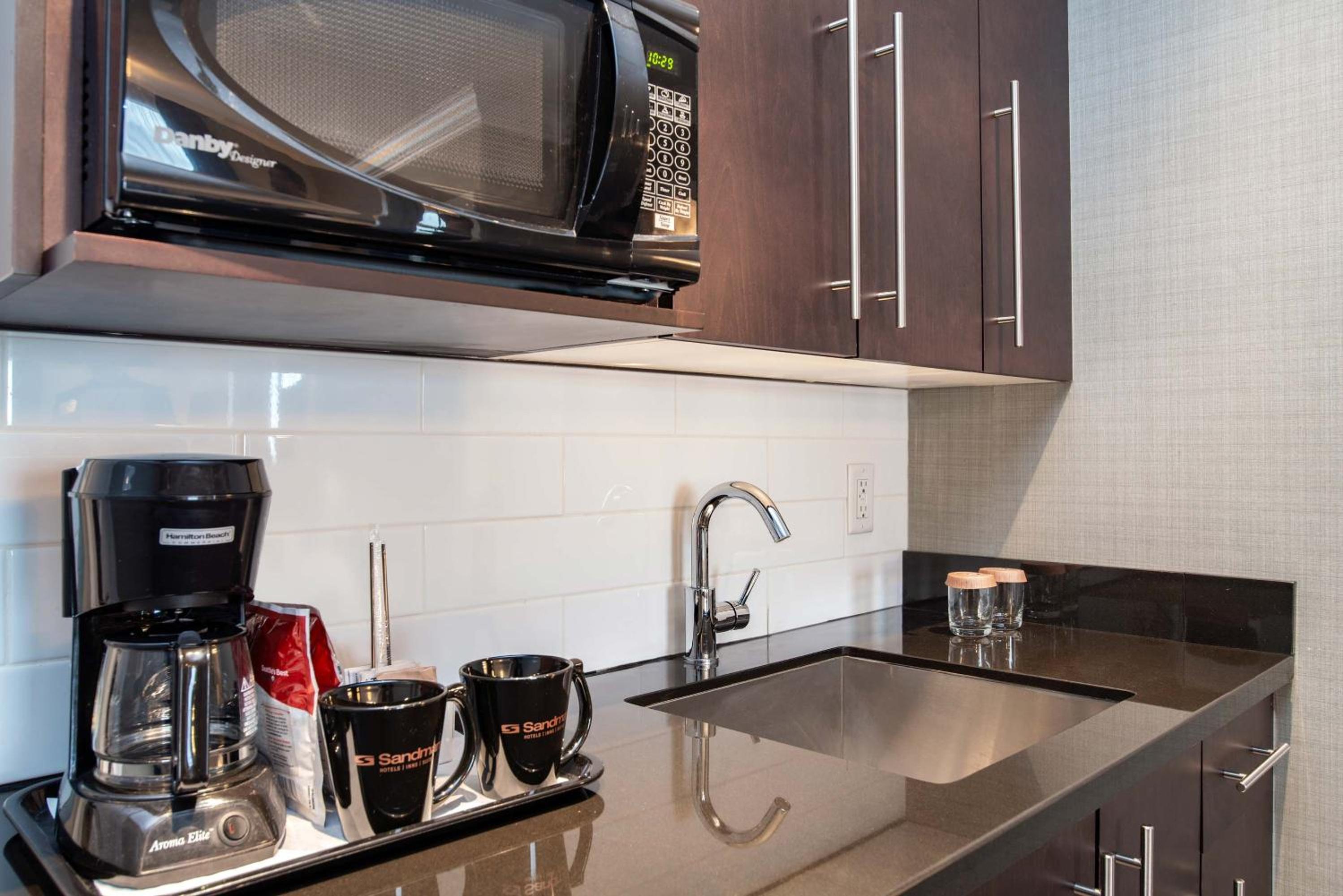 Studio Suite, 1 King Bed, Kitchenette - Photo 4