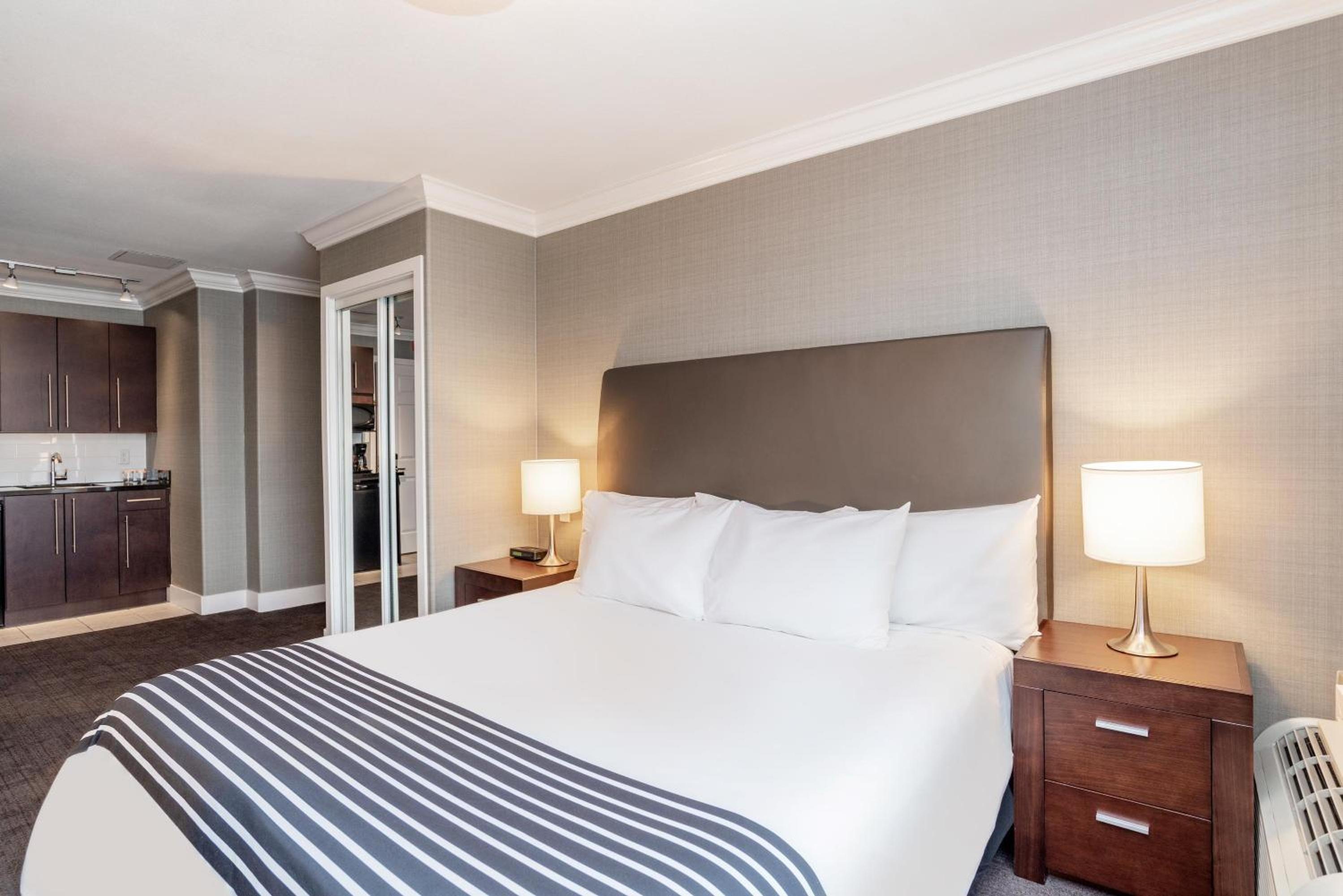 Studio Suite, 1 King Bed, Kitchenette - Photo 1