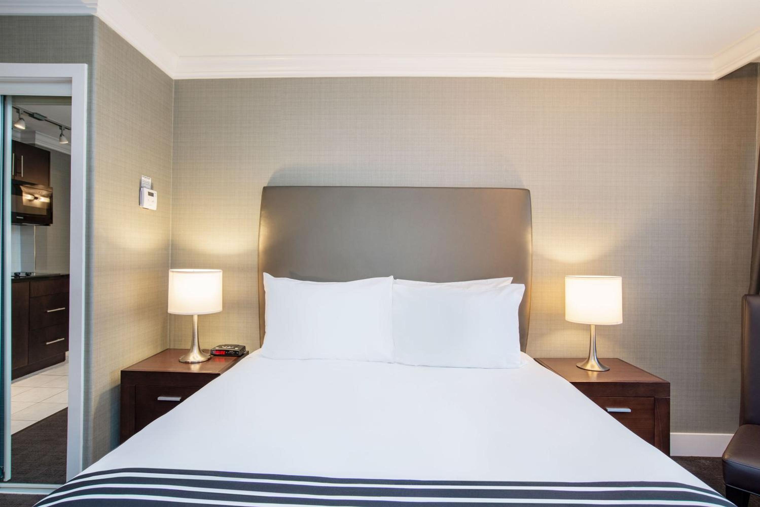 Studio Suite, 1 Queen Bed, Kitchenette - Photo 3