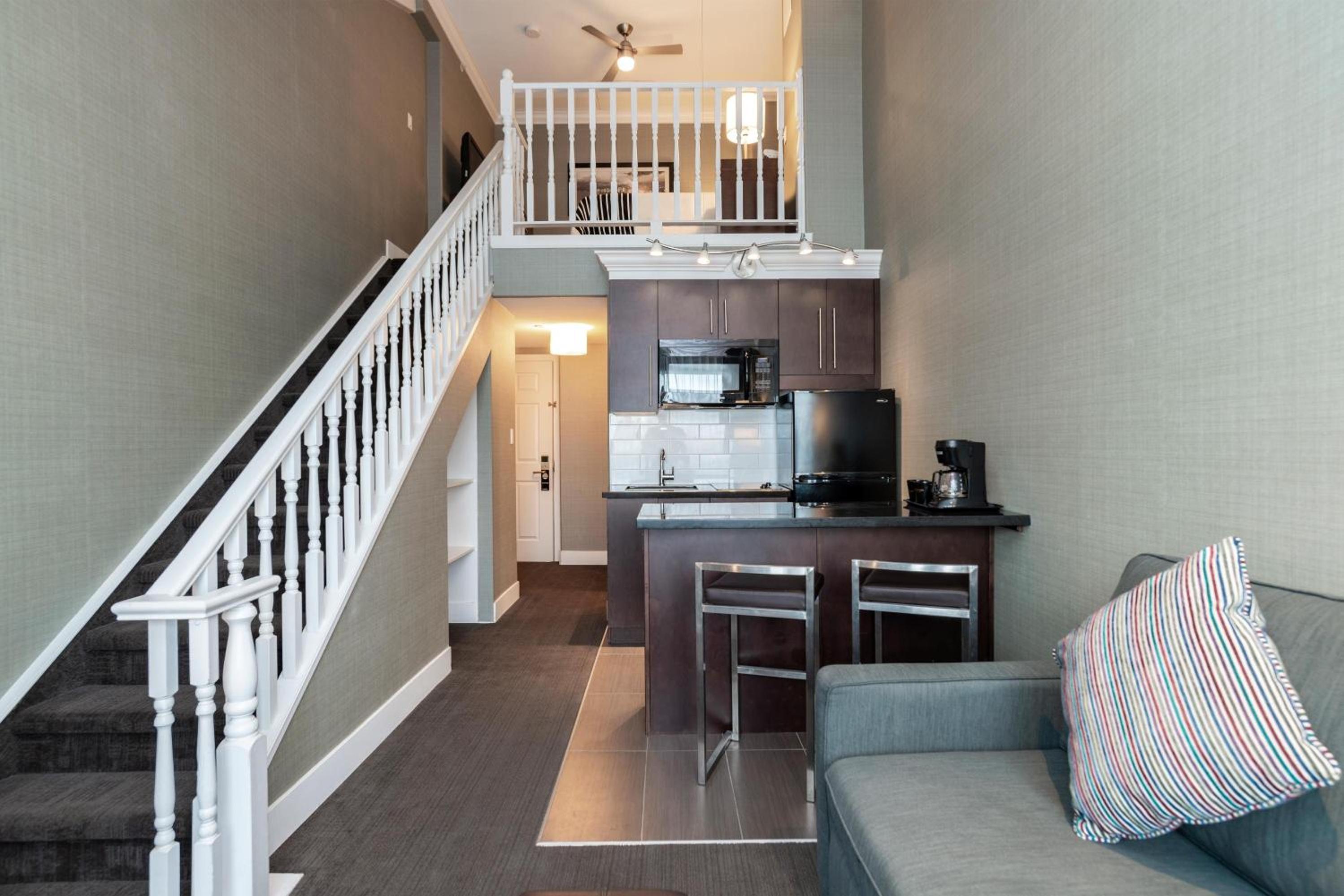 Loft Suite, 1 King Bed, Sofa Bed, Kitchen - Photo 4