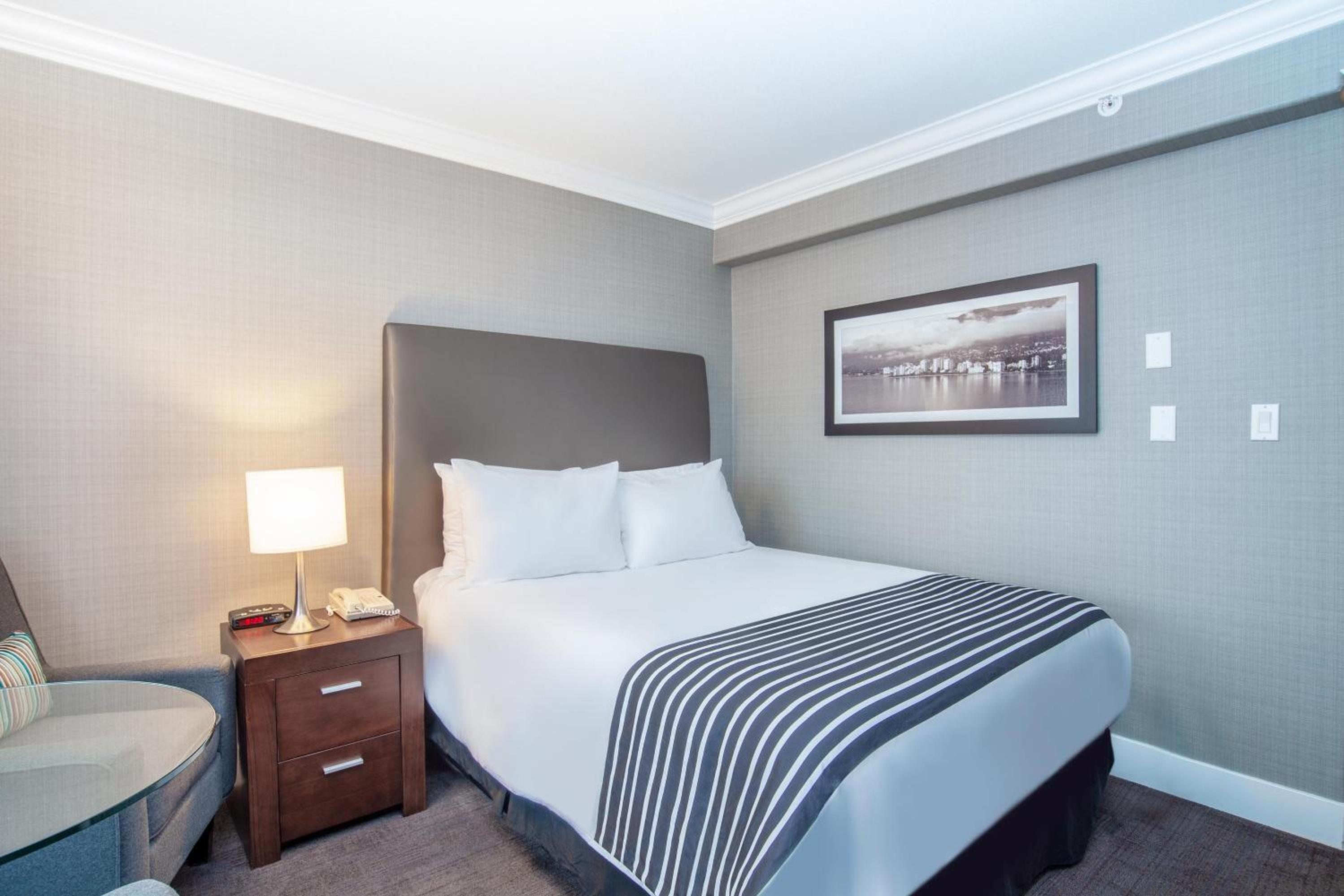 Standard Room, 1 Queen Bed - Photo 3