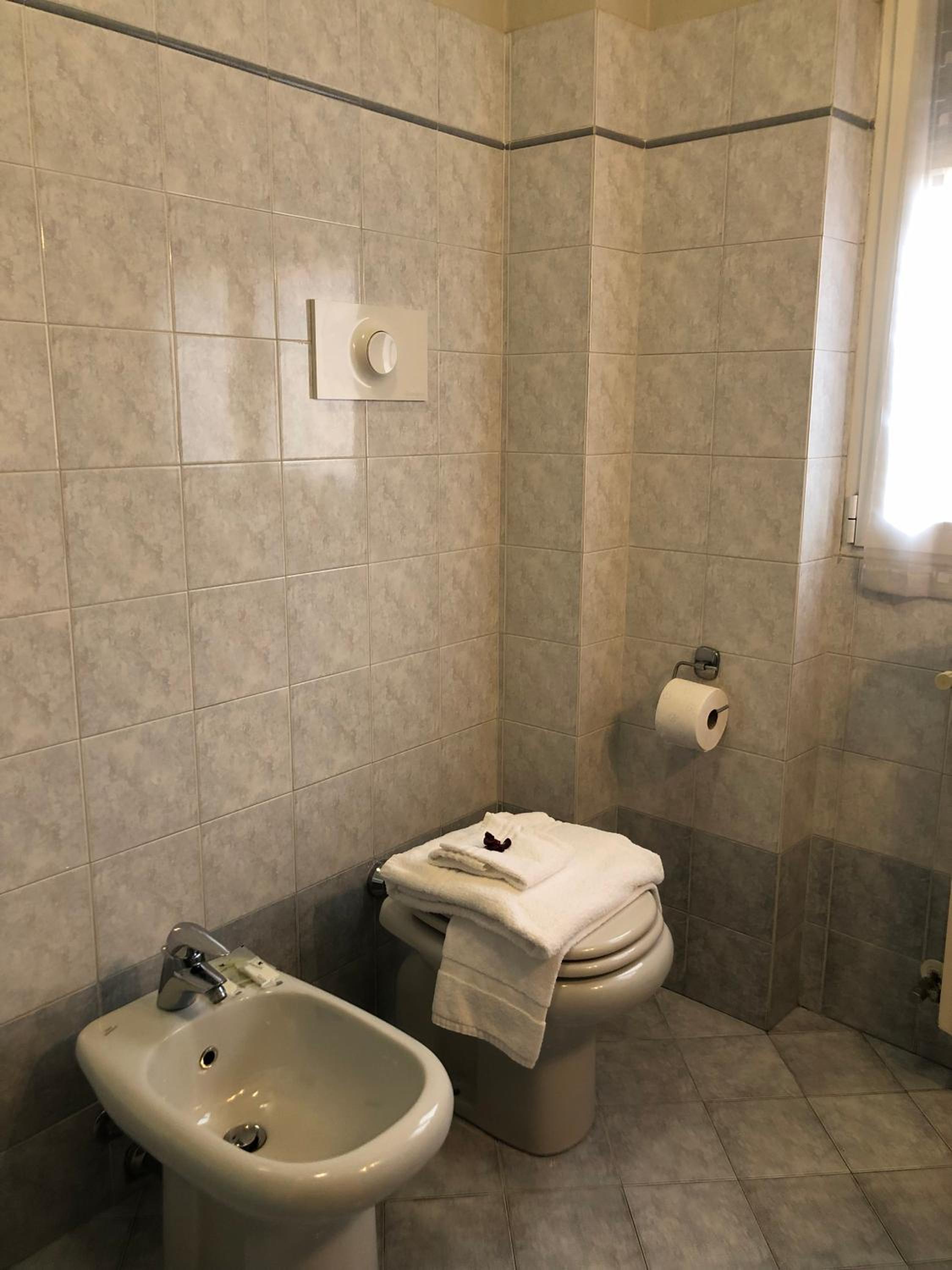 Twin Room - Photo 2